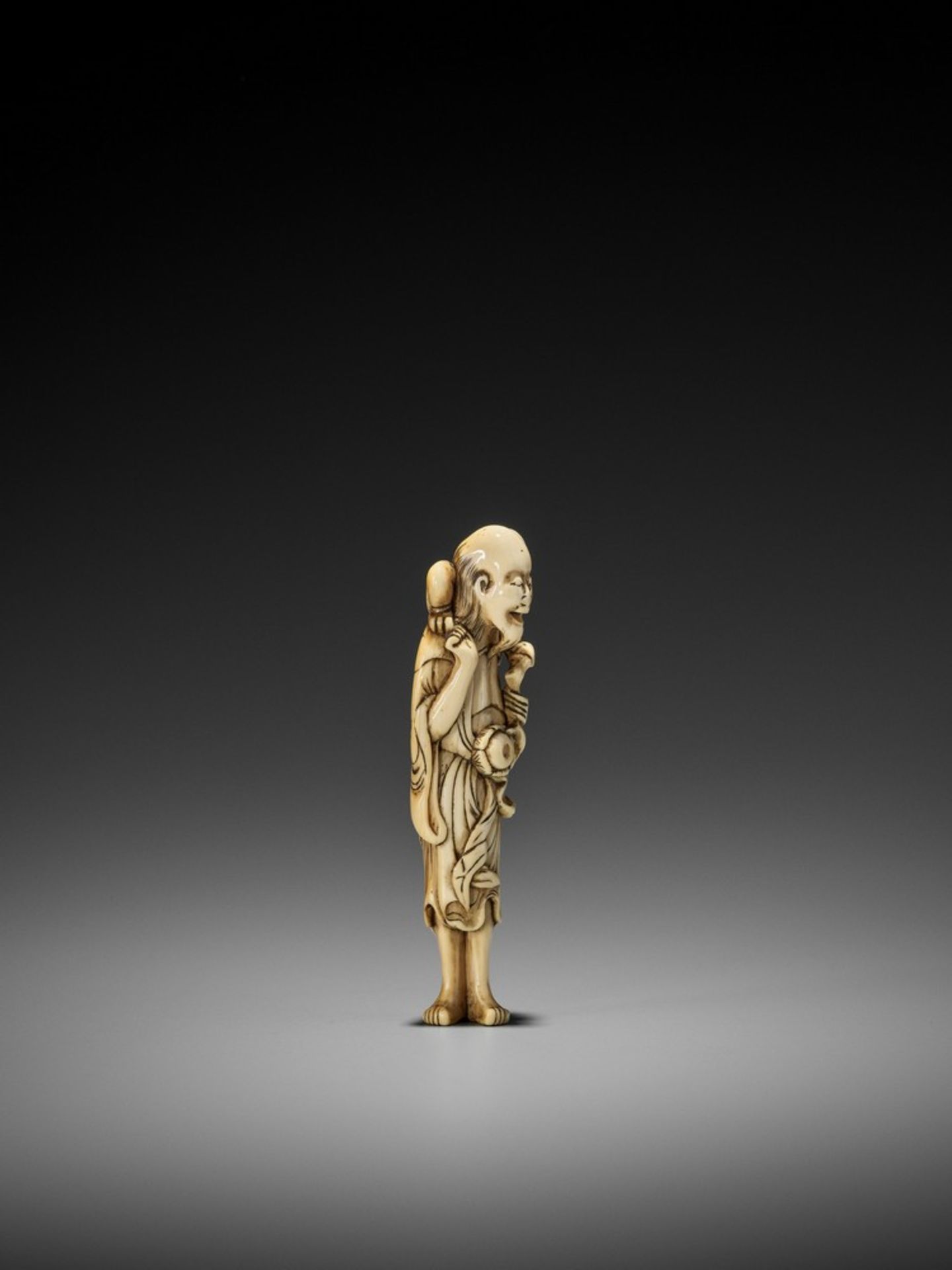 A RARE IVORY NETSUKE OF A SENNIN WITH ONI UnsignedJapan, late 18th century, Edo period (1615-1868) - Bild 6 aus 8