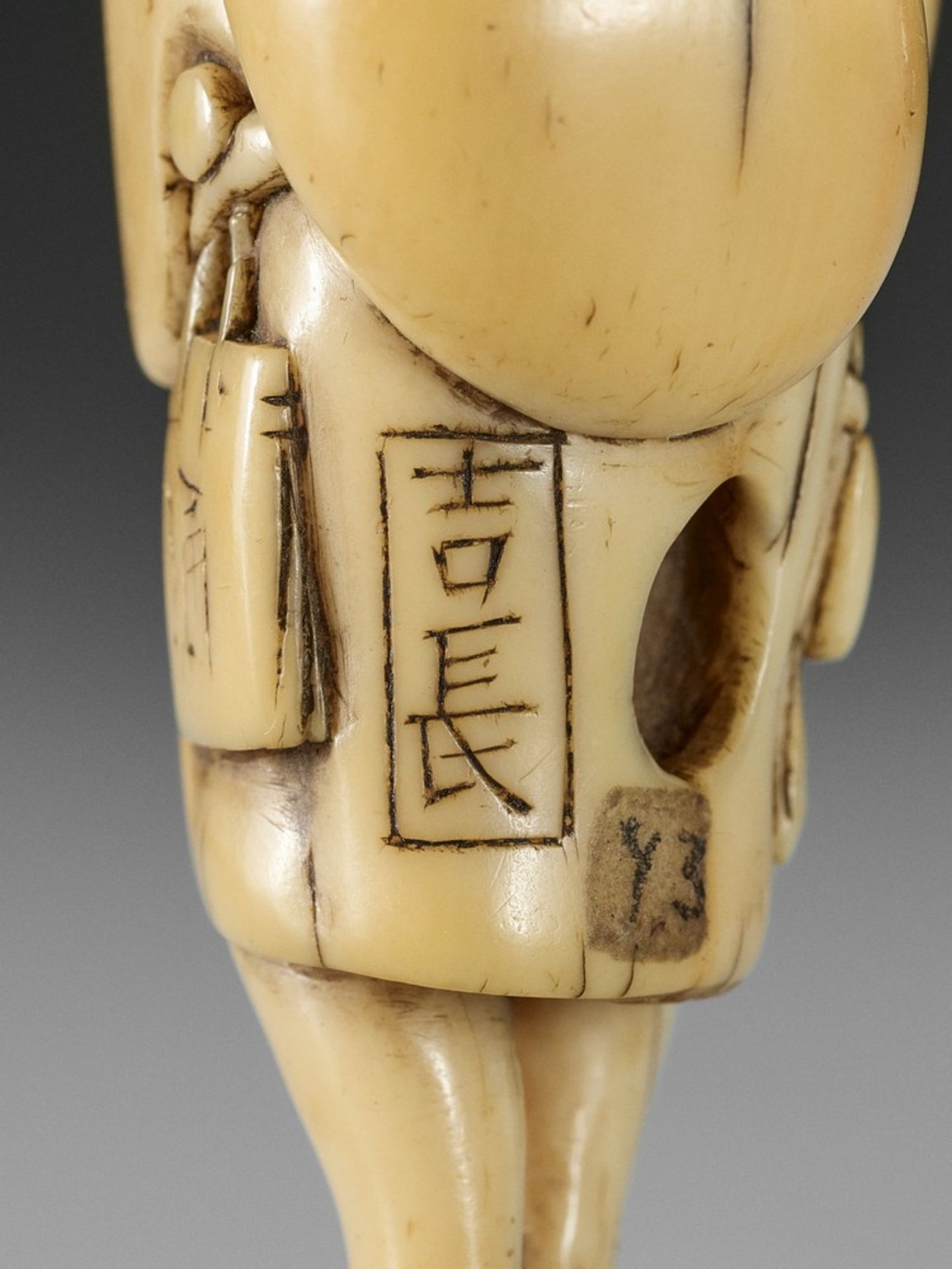 YOSHINAGA: A SUPERB AND RARE IVORY NETSUKE OF A BUCKET SELLER By Yoshinaga, signed Yoshinaga - Bild 9 aus 11