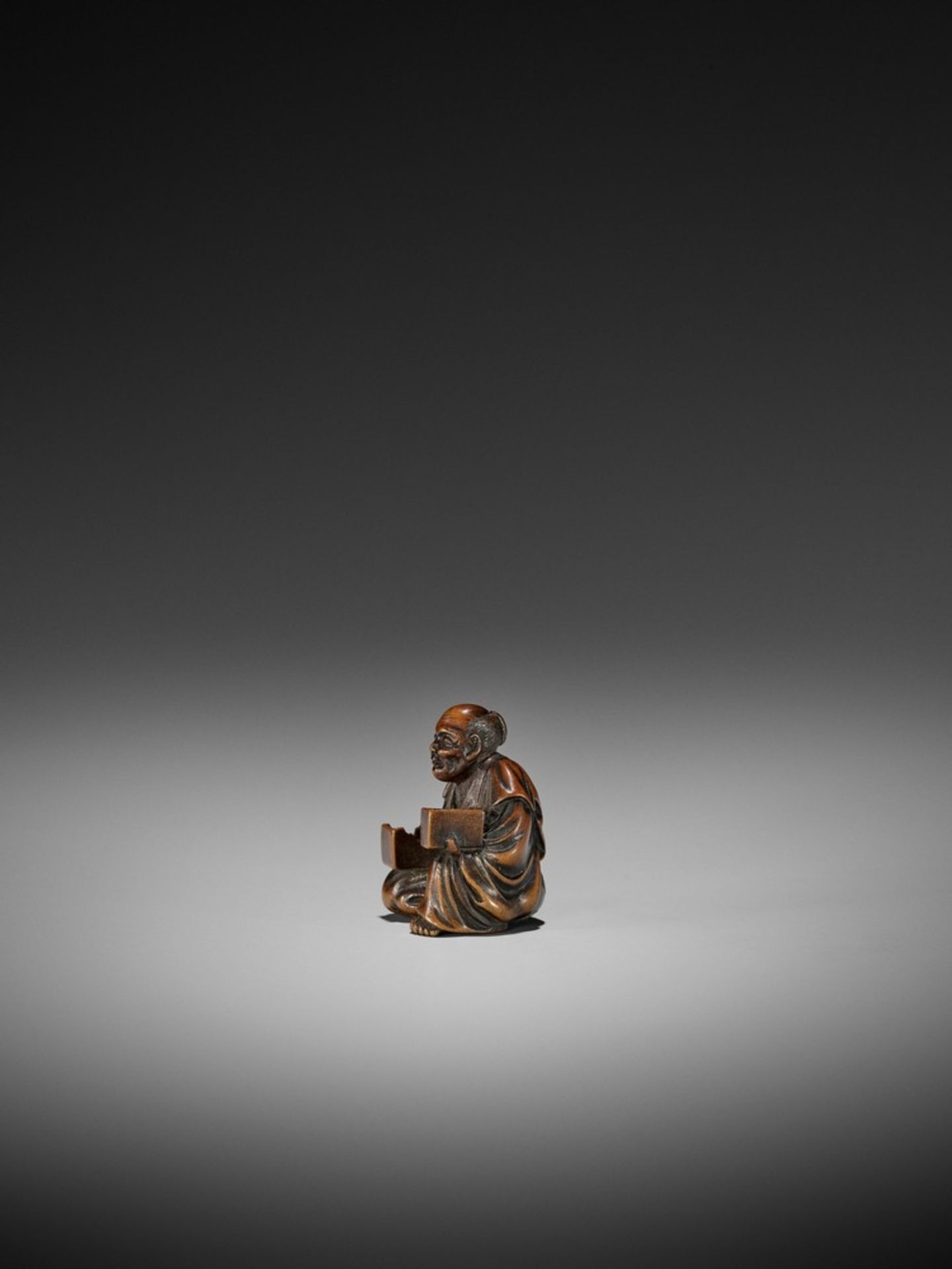 GYOKKO: A FINE WOOD NETSUKE OF A MASK SELLER By Gyokko, signed Gyokko 玉光Japan, Edo, mid-19th - Bild 4 aus 11