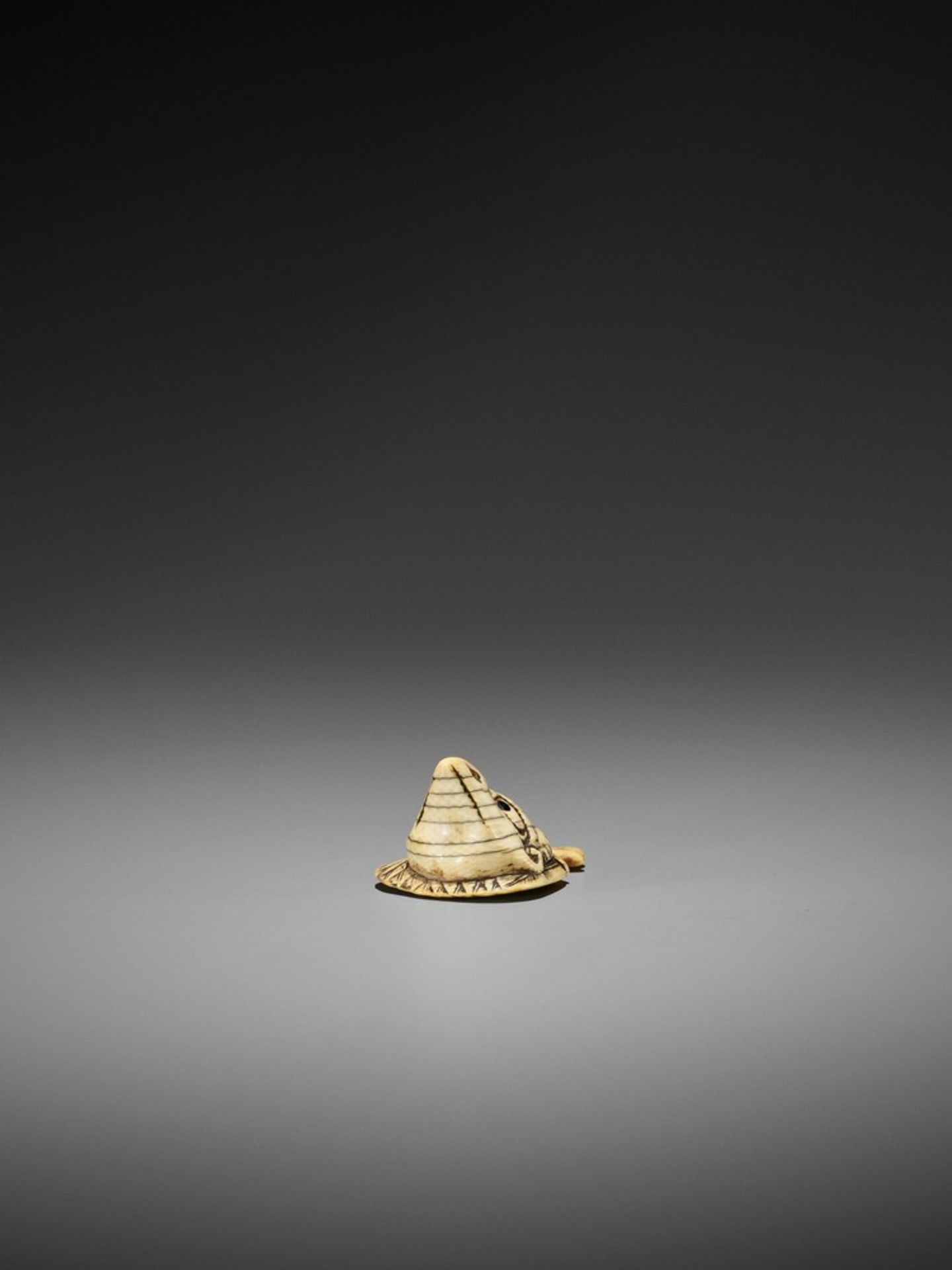 AN IVORY NETSUKE OF A TENGU MASK ON A FEATHERED FAN UnsignedJapan, late 18th to early 19th - Bild 8 aus 10