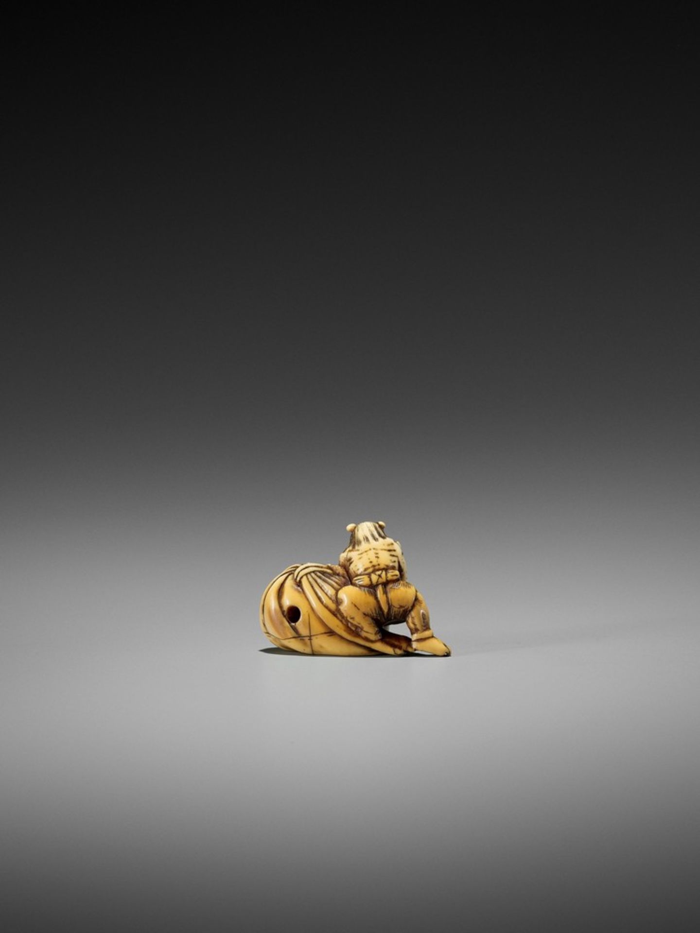 MITSUTOSHI: AN IVORY NETSUKE OF RAIJIN By Mitsutoshi, signed Mitsutoshi 光利Japan, late 18th to - Bild 2 aus 8