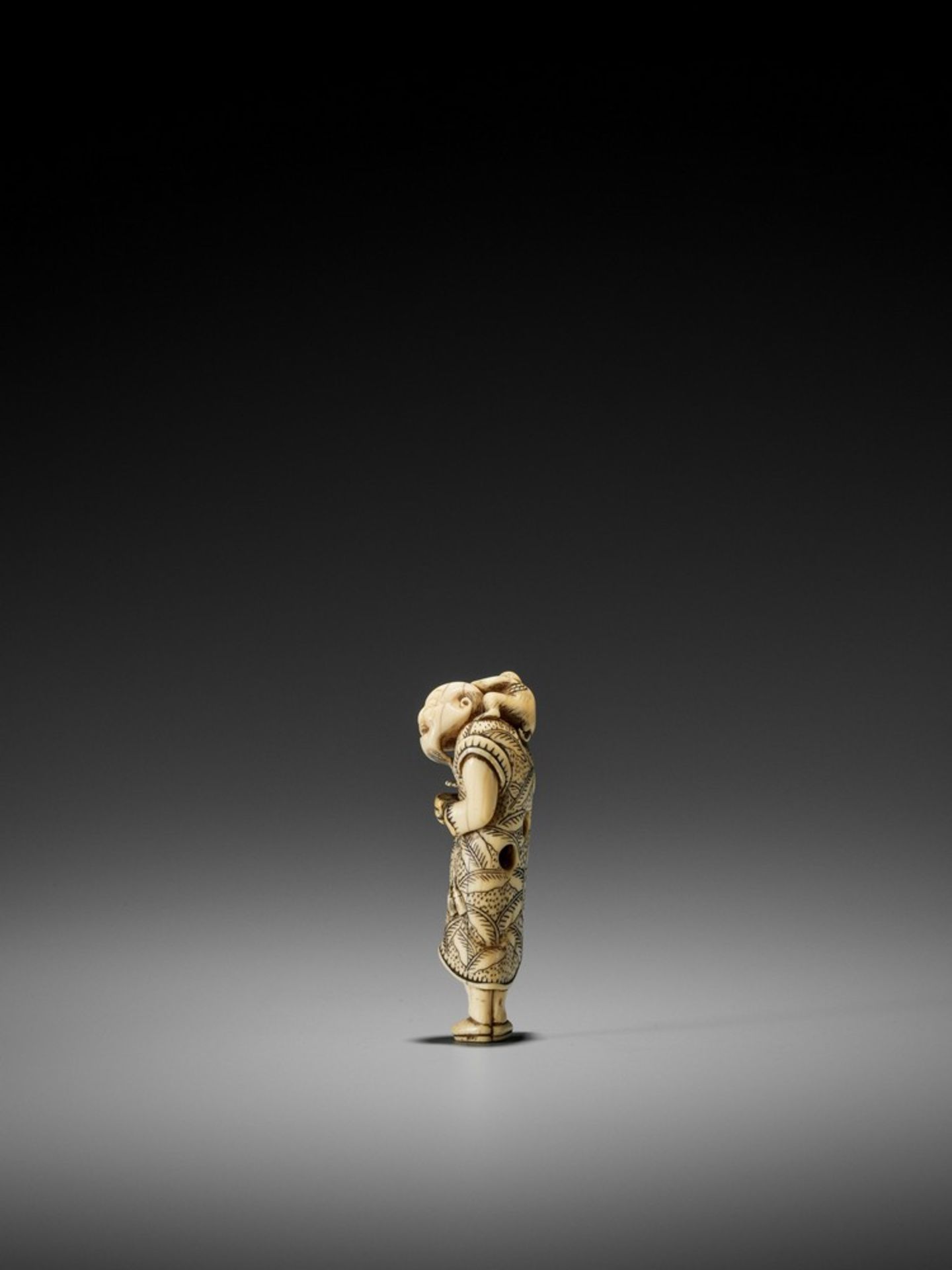 GISHO: AN IVORY NETSUKE OF A SARUMAWASHI By Gisho (Gijo), signed Gisho 義證Japan, late 18th to early - Bild 5 aus 9