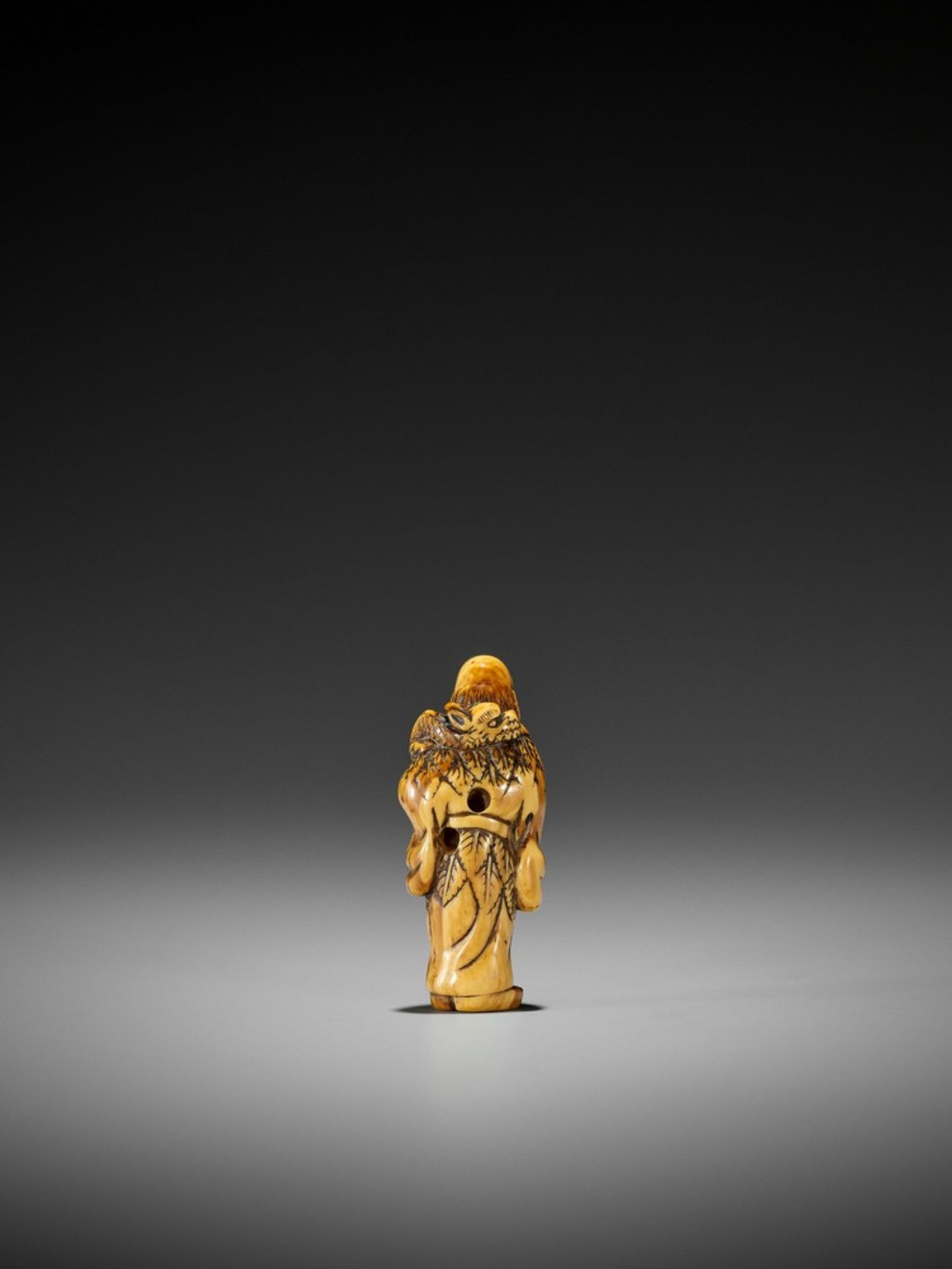 AN EARLY IVORY NETSUKE OF CHINNAN SENNIN UnsignedJapan, 18th century, Edo period (1615-1868)An early - Bild 2 aus 9