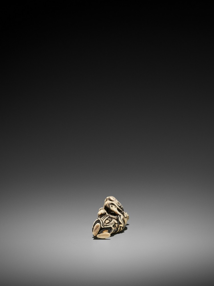 A TALL IVORY NETSUKE OF GAMA SENNIN UnsignedJapan, 18th century, Edo period (1615-1868)A large and - Image 9 of 9