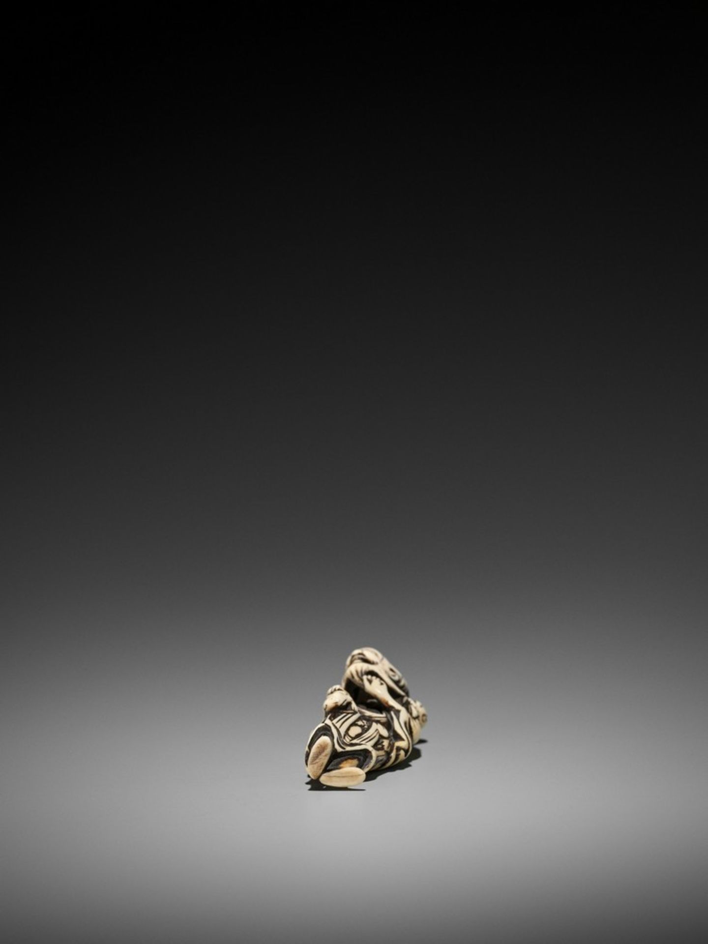 A TALL IVORY NETSUKE OF GAMA SENNIN UnsignedJapan, 18th century, Edo period (1615-1868)A large and - Bild 9 aus 9