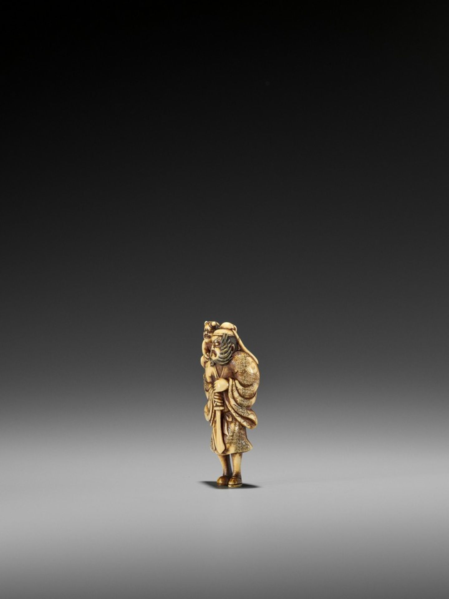 A FINE IVORY NETSUKE OF SHOKI AND ONI UnsignedJapan, probably Kyoto, late 18th to early 19th - Bild 4 aus 8