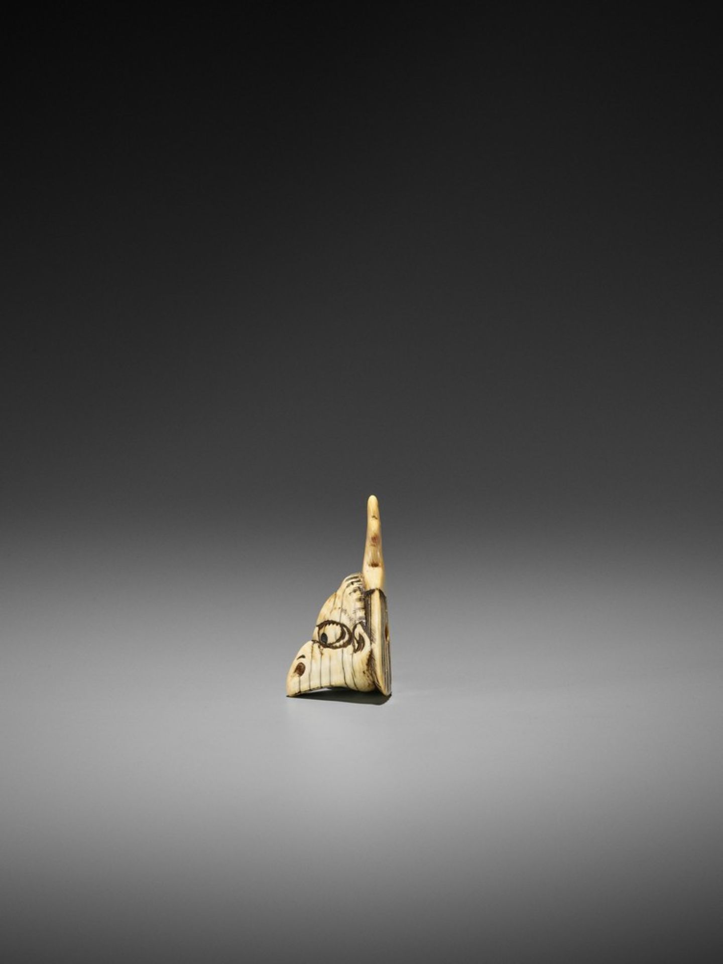 AN IVORY NETSUKE OF A TENGU MASK ON A FEATHERED FAN UnsignedJapan, late 18th to early 19th - Bild 4 aus 10