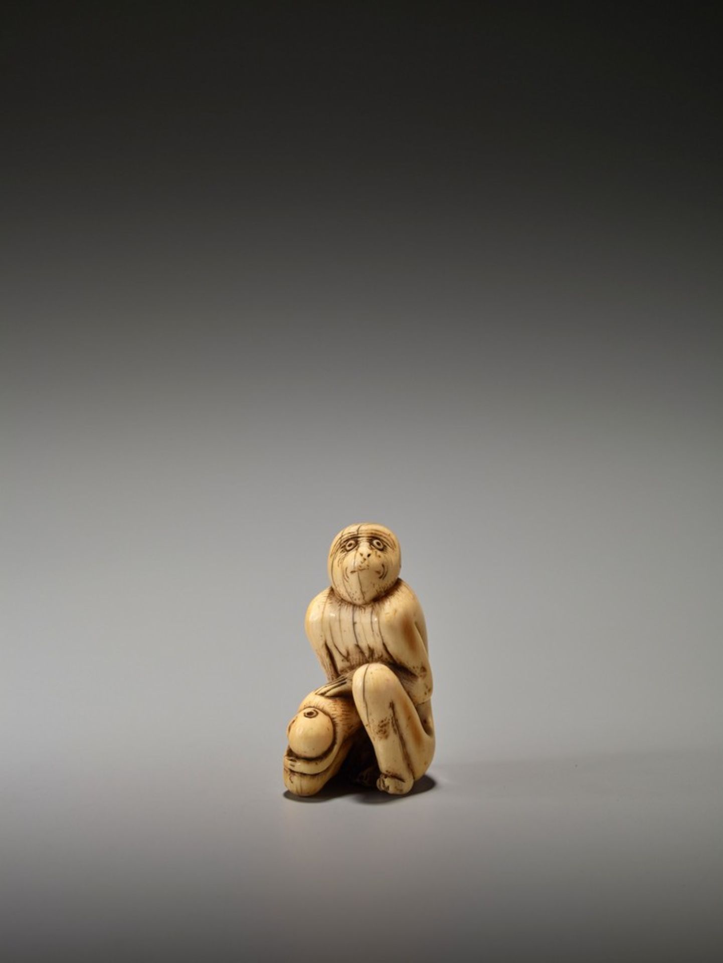 A RARE AND EARLY IVORY NETSUKE OF A MONKEY WITH YOUNG UnsignedJapan, 18th century, Edo period ( - Bild 7 aus 9