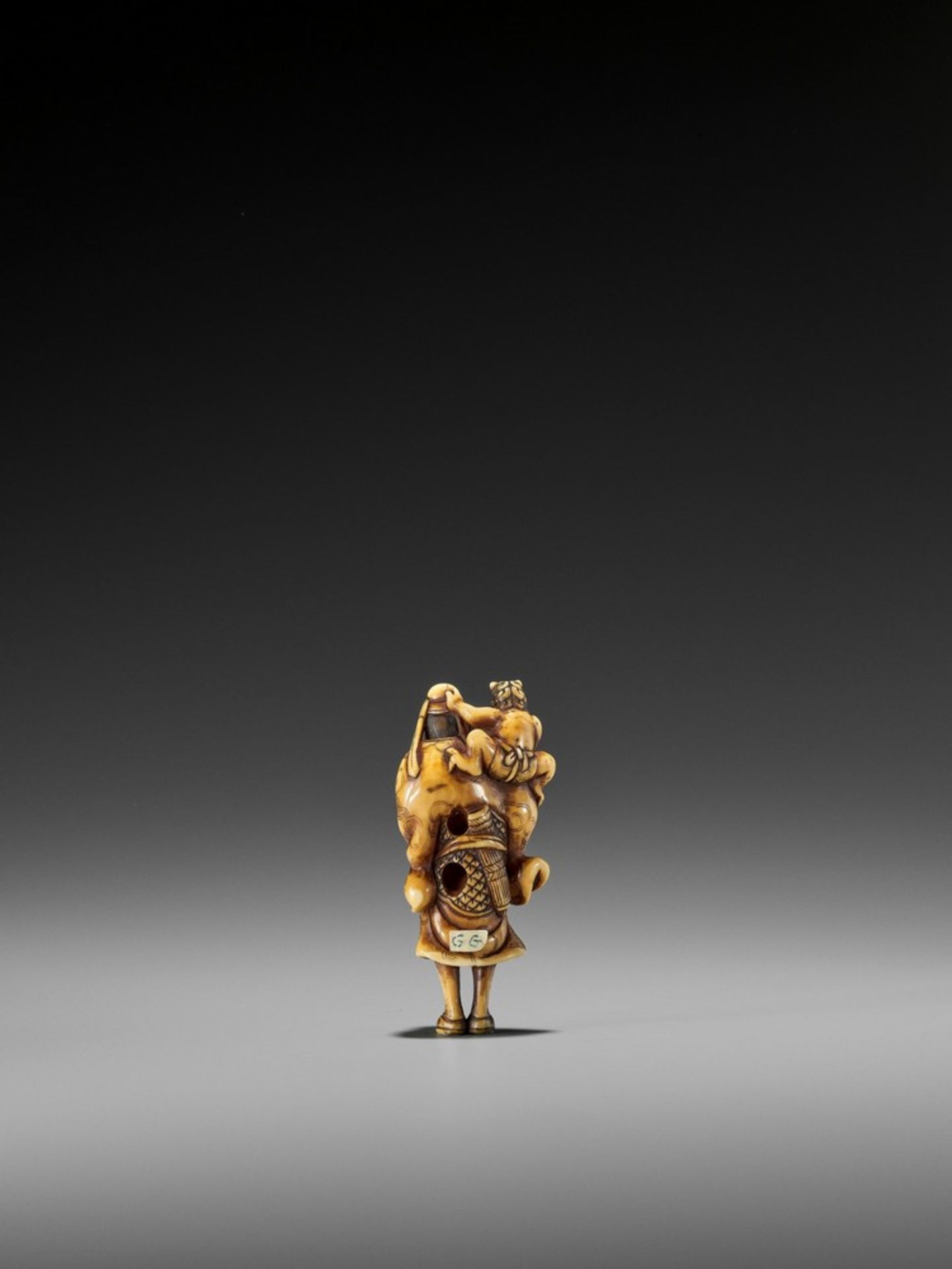 A FINE IVORY NETSUKE OF SHOKI AND ONI UnsignedJapan, probably Kyoto, late 18th to early 19th - Bild 2 aus 8