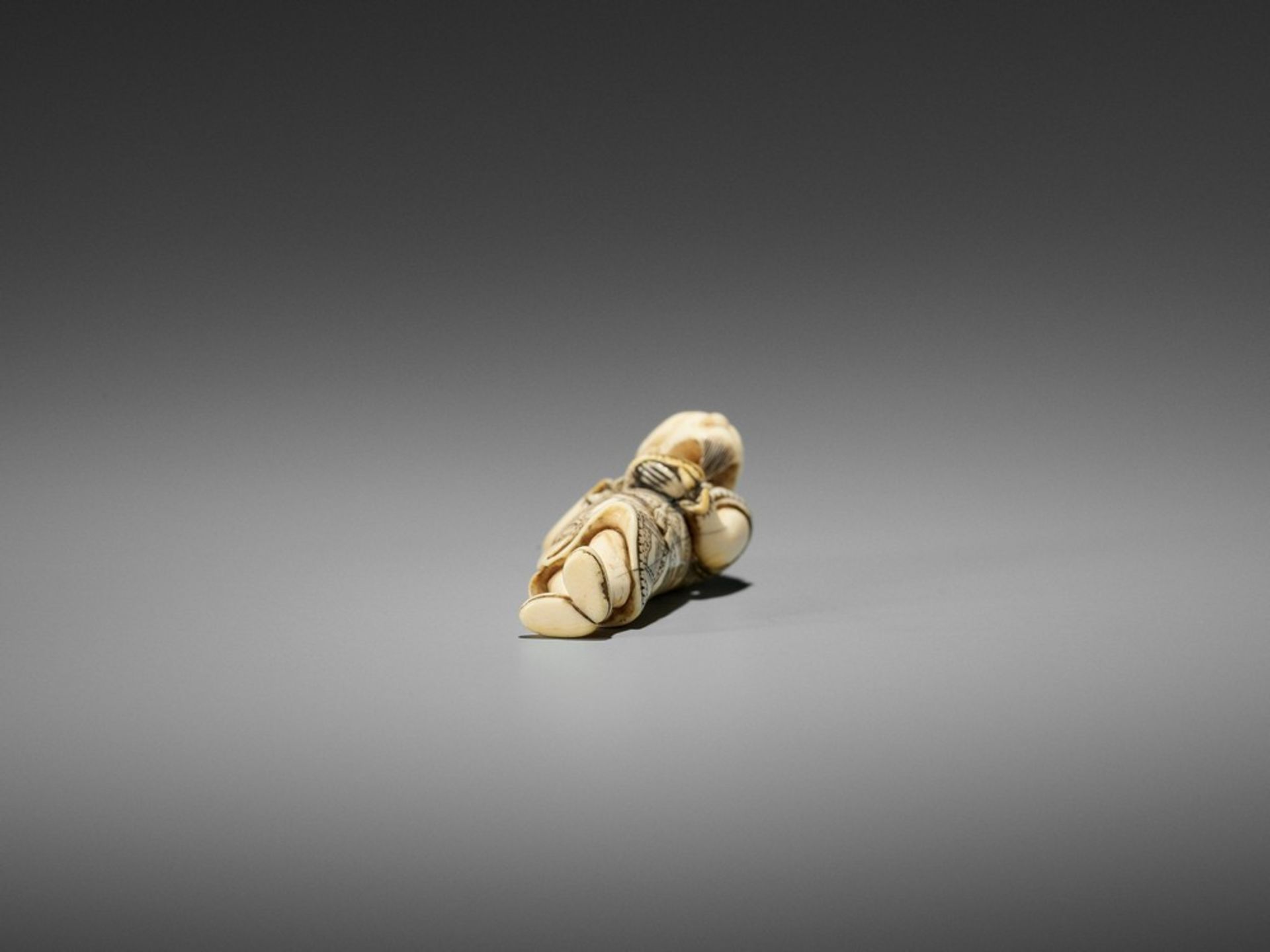 GISHO: AN IVORY NETSUKE OF A SARUMAWASHI By Gisho (Gijo), signed Gisho 義證Japan, late 18th to early - Bild 9 aus 9