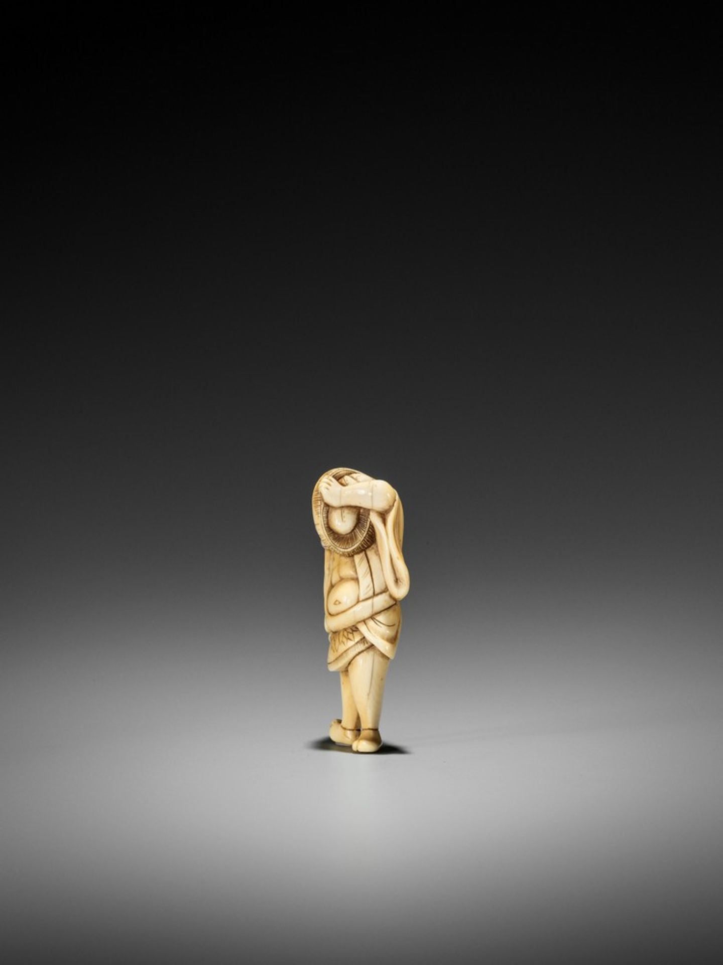 A RARE IVORY NETSUKE OF A DANCING KUMOSUKE (TOKAIDO ROAD PORTER) UnsignedJapan, late 18th century, - Bild 4 aus 7