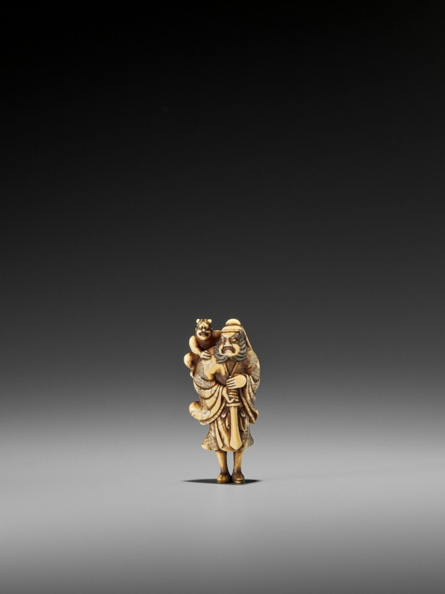 A FINE IVORY NETSUKE OF SHOKI AND ONI UnsignedJapan, probably Kyoto, late 18th to early 19th - Bild 3 aus 8