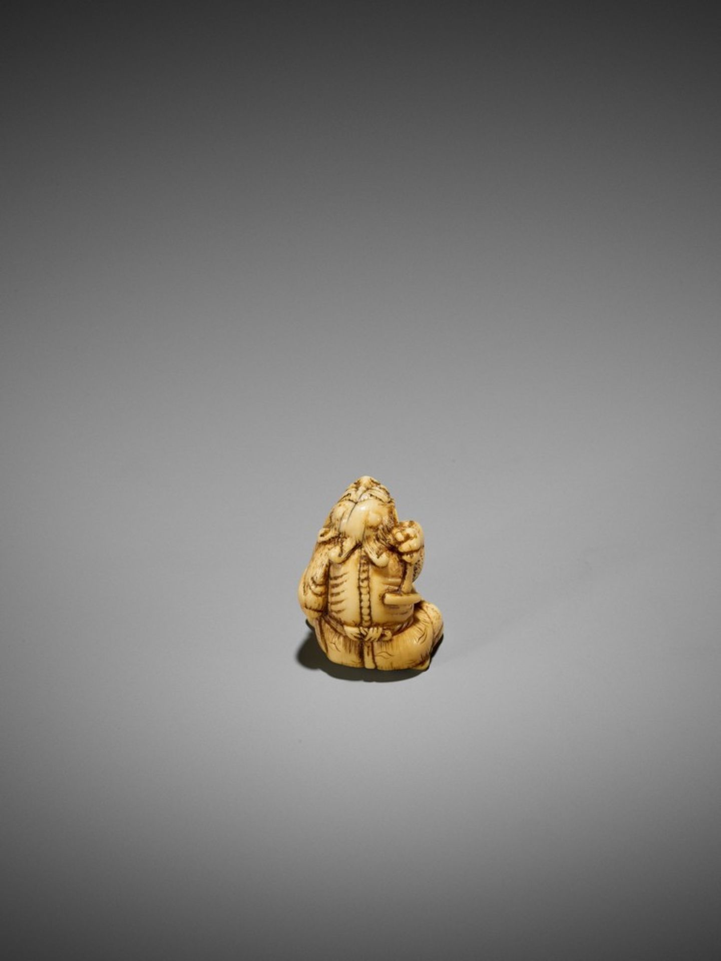 AN EARLY IVORY NETSUKE OF A REPENTING ONI UnsignedJapan, 18th century, Edo period (1615-1868)The - Bild 2 aus 9