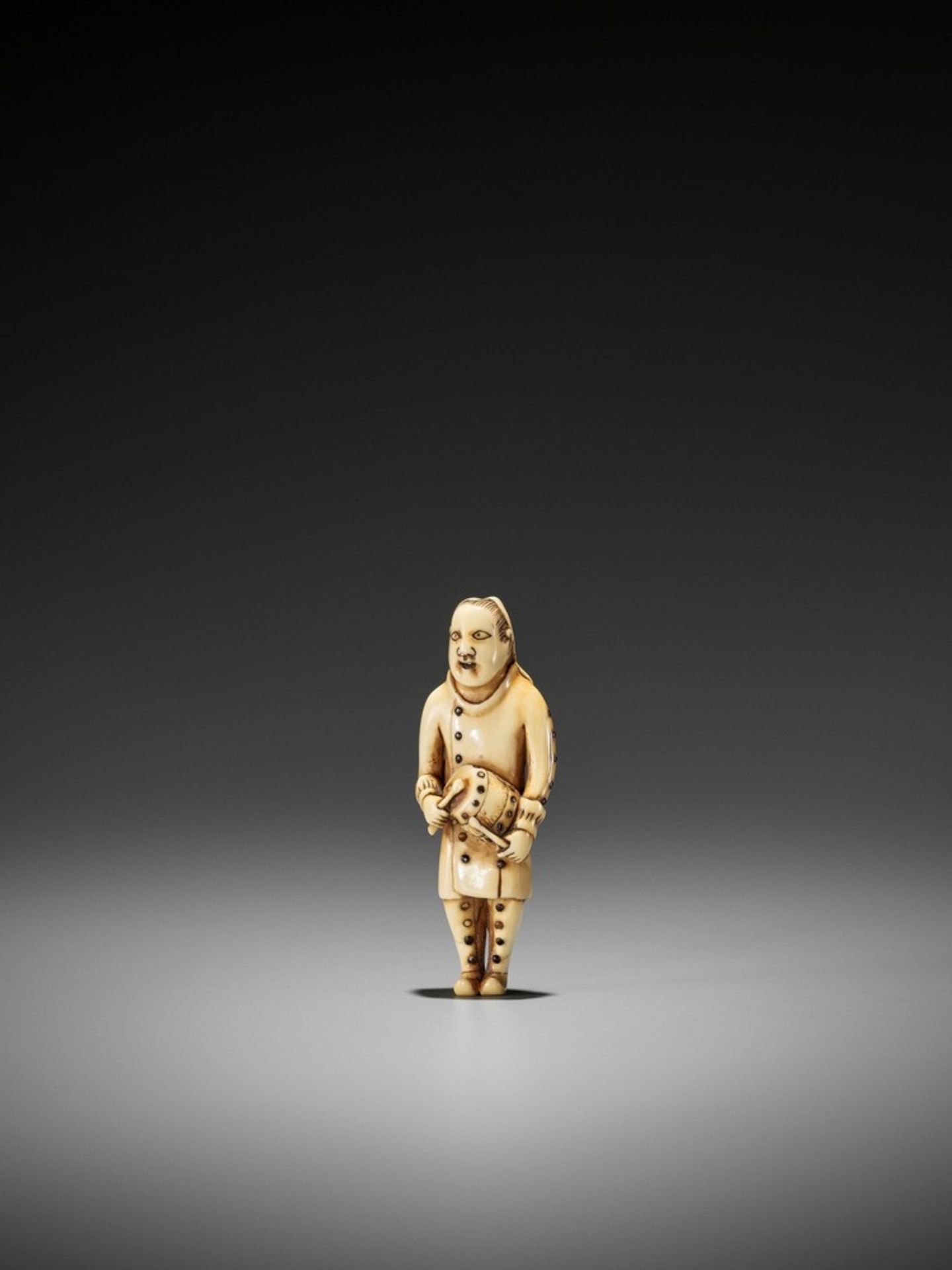 A RARE IVORY NETSUKE OF A DUTCH CHILD PLAYING THE DRUM UnsignedJapan, 18th century, Edo period ( - Bild 4 aus 7