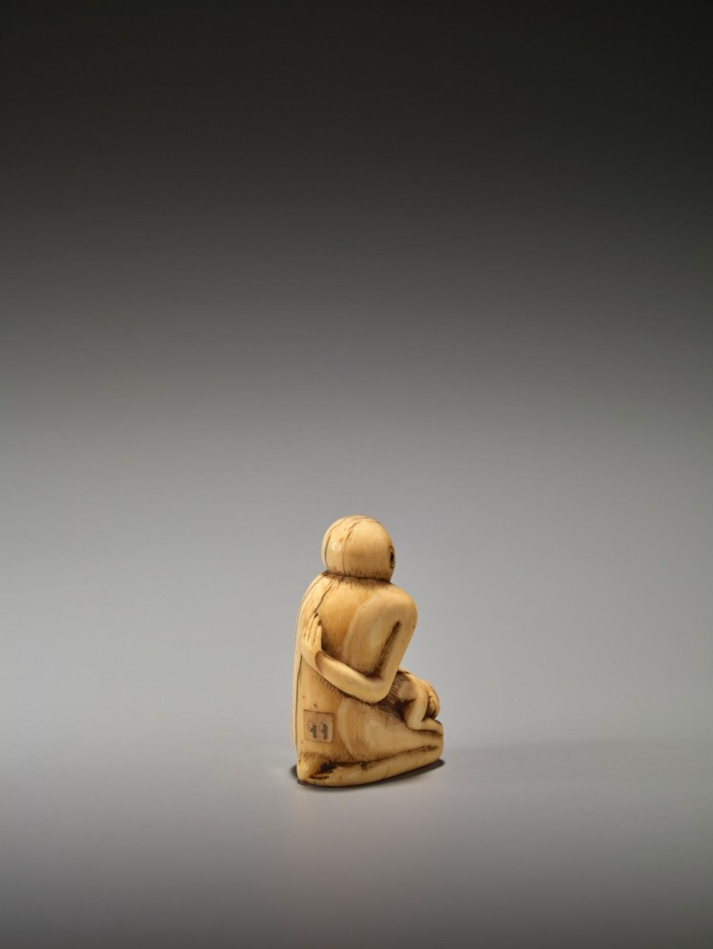 A RARE AND EARLY IVORY NETSUKE OF A MONKEY WITH YOUNG UnsignedJapan, 18th century, Edo period ( - Bild 8 aus 9