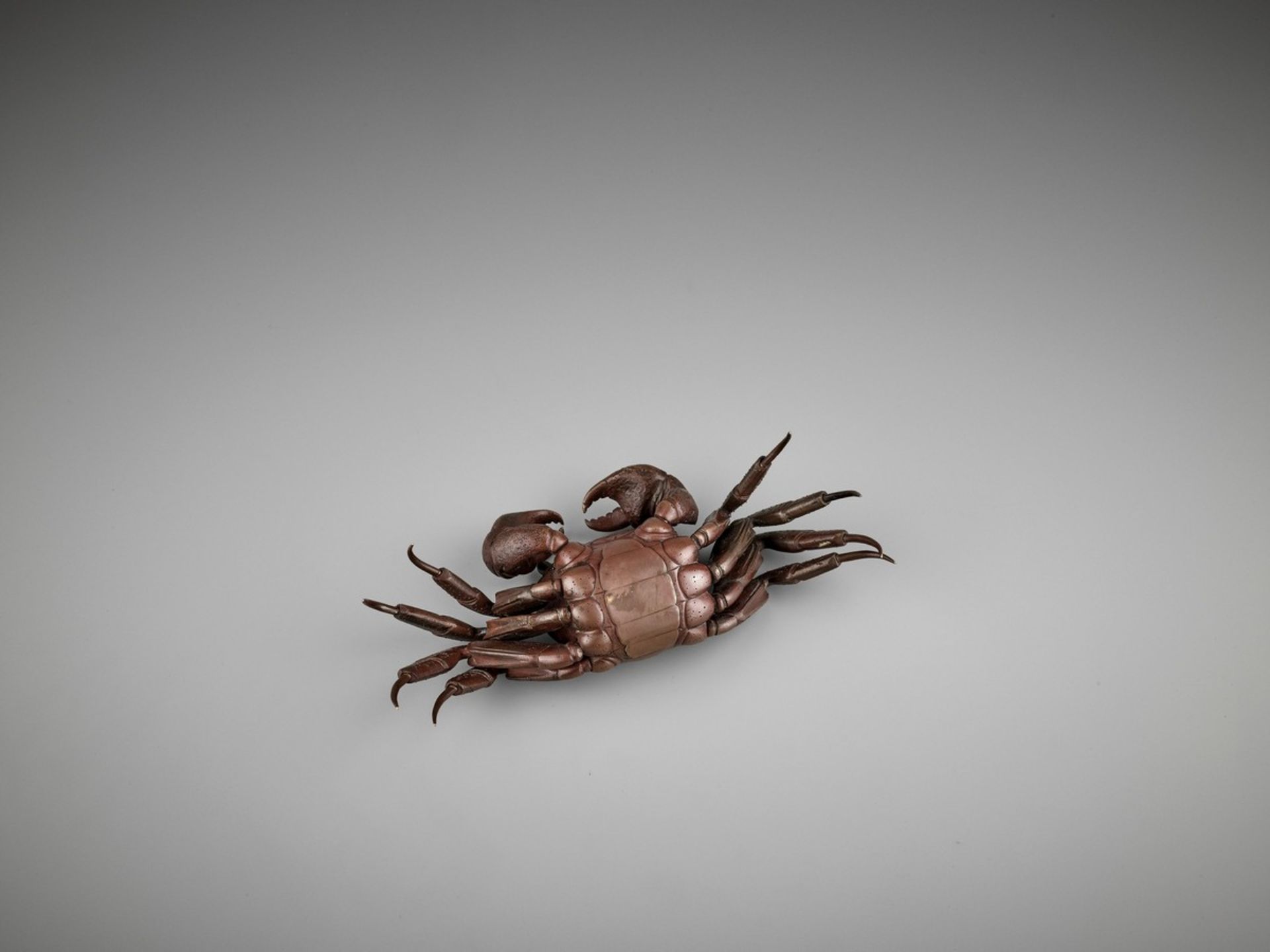 A RARE ARTICULATED BRONZE MODEL OF A CRAB Japan, late 19th century, Meiji period (1868-1912)A - Bild 7 aus 11