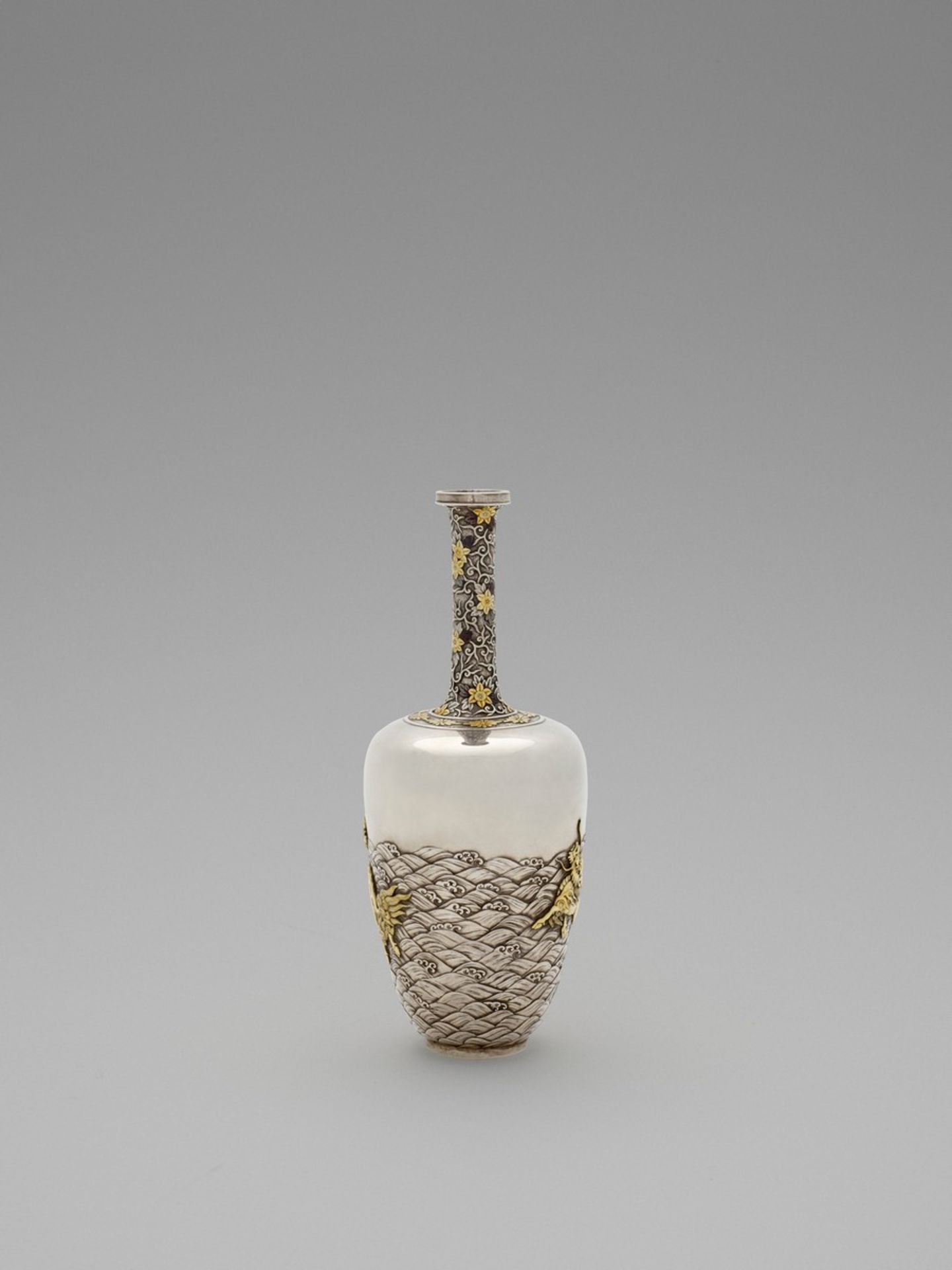 A SPECTACULAR GOLD-INLAID ‘KIRIN AND WAVES’ SILVER VASE Japan, Meiji period (1868-1912)The silver - Bild 4 aus 6