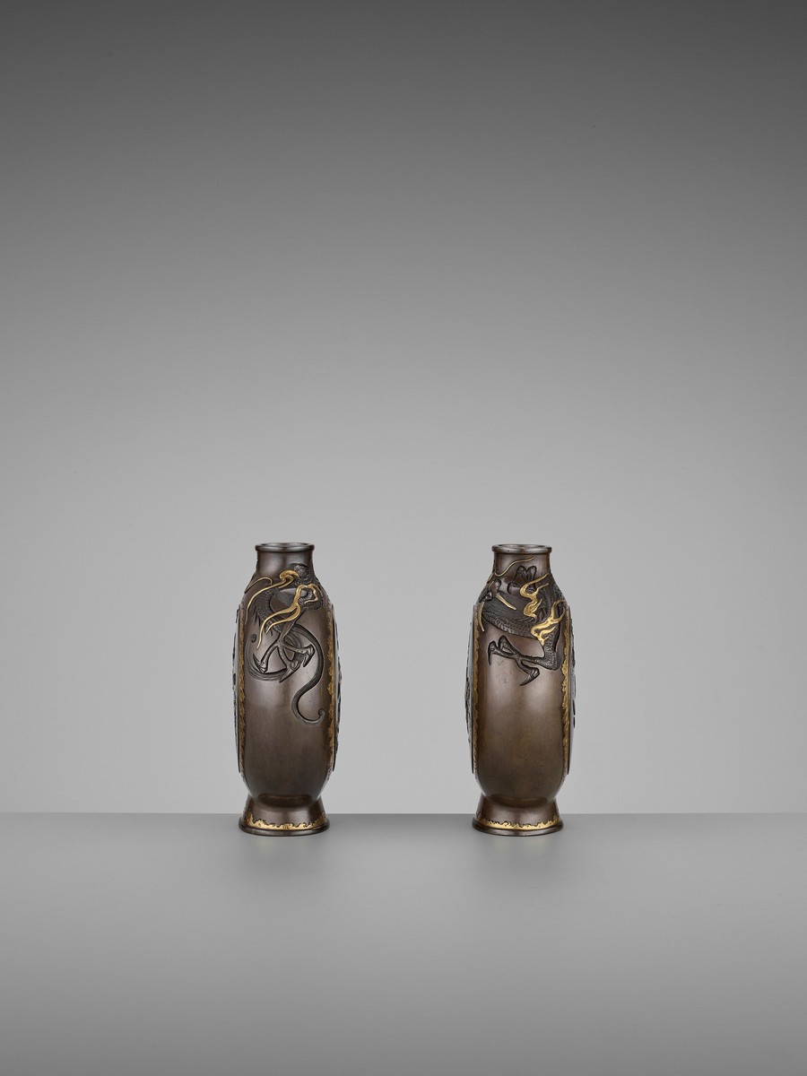 MIYABE ATSUYOSHI: A SUPERB PAIR OF PARCEL-GILT AND INLAID BRONZE MOON FLASKS By Miyabe Atsuyoshi, - Image 7 of 14