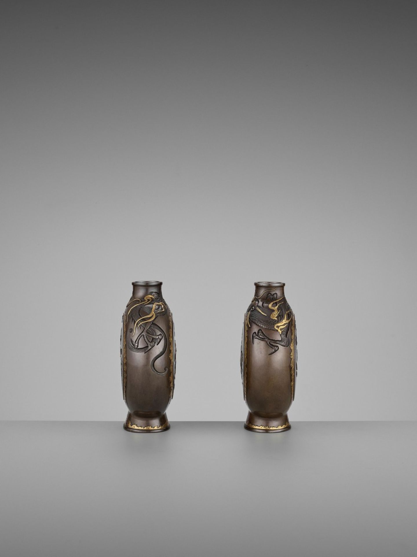 MIYABE ATSUYOSHI: A SUPERB PAIR OF PARCEL-GILT AND INLAID BRONZE MOON FLASKS By Miyabe Atsuyoshi, - Bild 7 aus 14