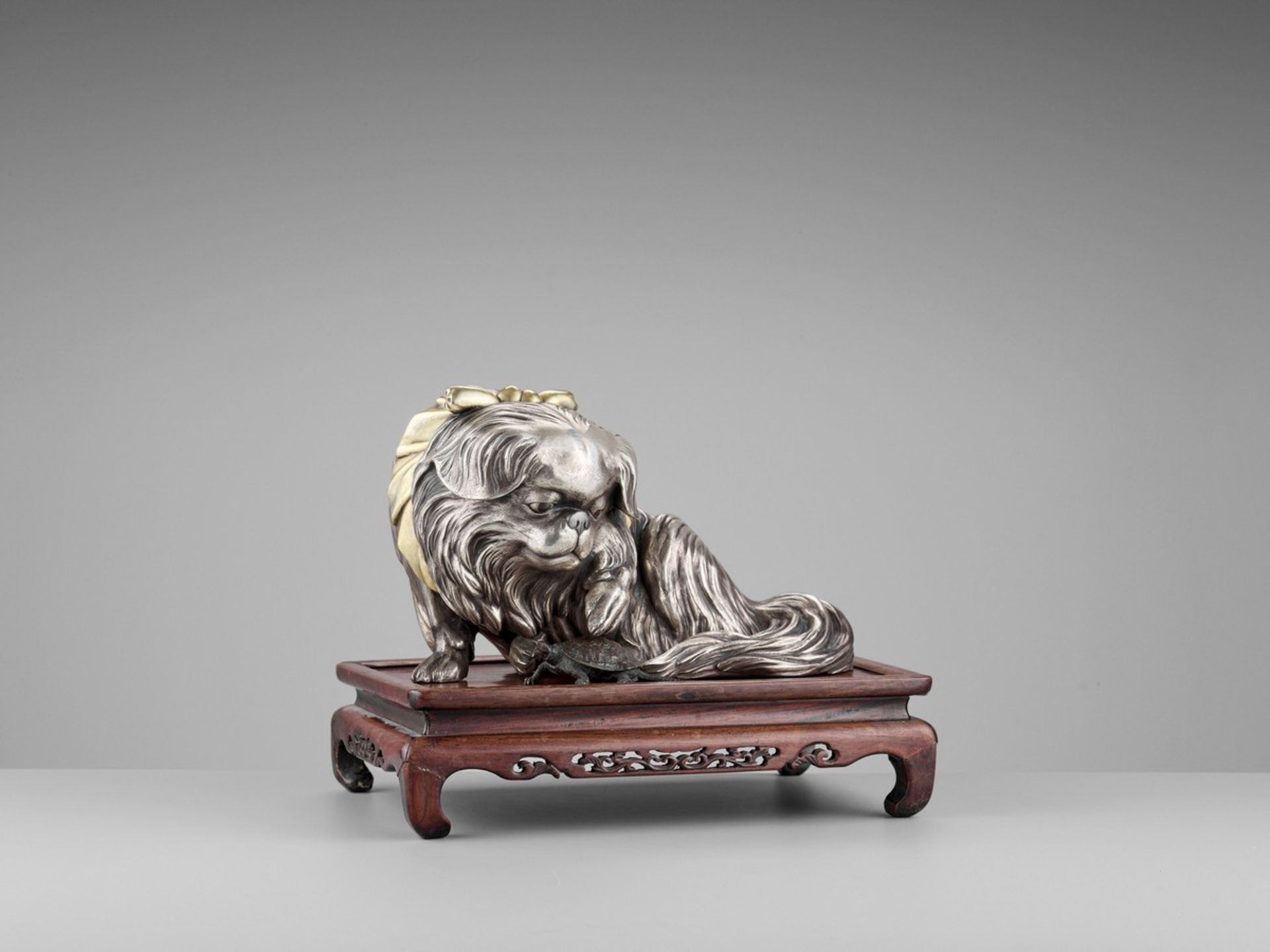 MARUKI COMPANY: AN EXCEPTIONAL AND LARGE PARCEL-GILT AND SILVERED OKIMONO OF A CHIN DOG By the - Bild 11 aus 18