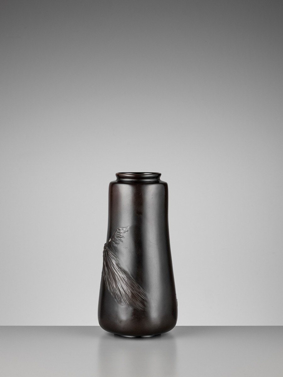 AN IMPRESSIVE SILVER-INLAID BLACK-PATINATED BRONZE VASE WITH A MINOGAME, INSCRIBED ZESHIN Japan, - Image 5 of 10