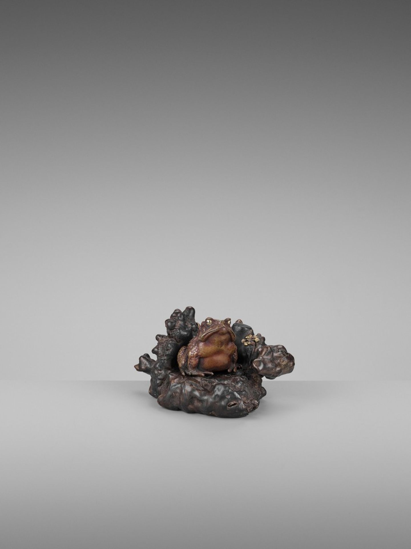 A FINE PARCEL-GILT BRONZE AND ROOT WOOD OKIMONO OF A TOAD Japan, Meiji period (1868-1912)The toad - Image 4 of 12