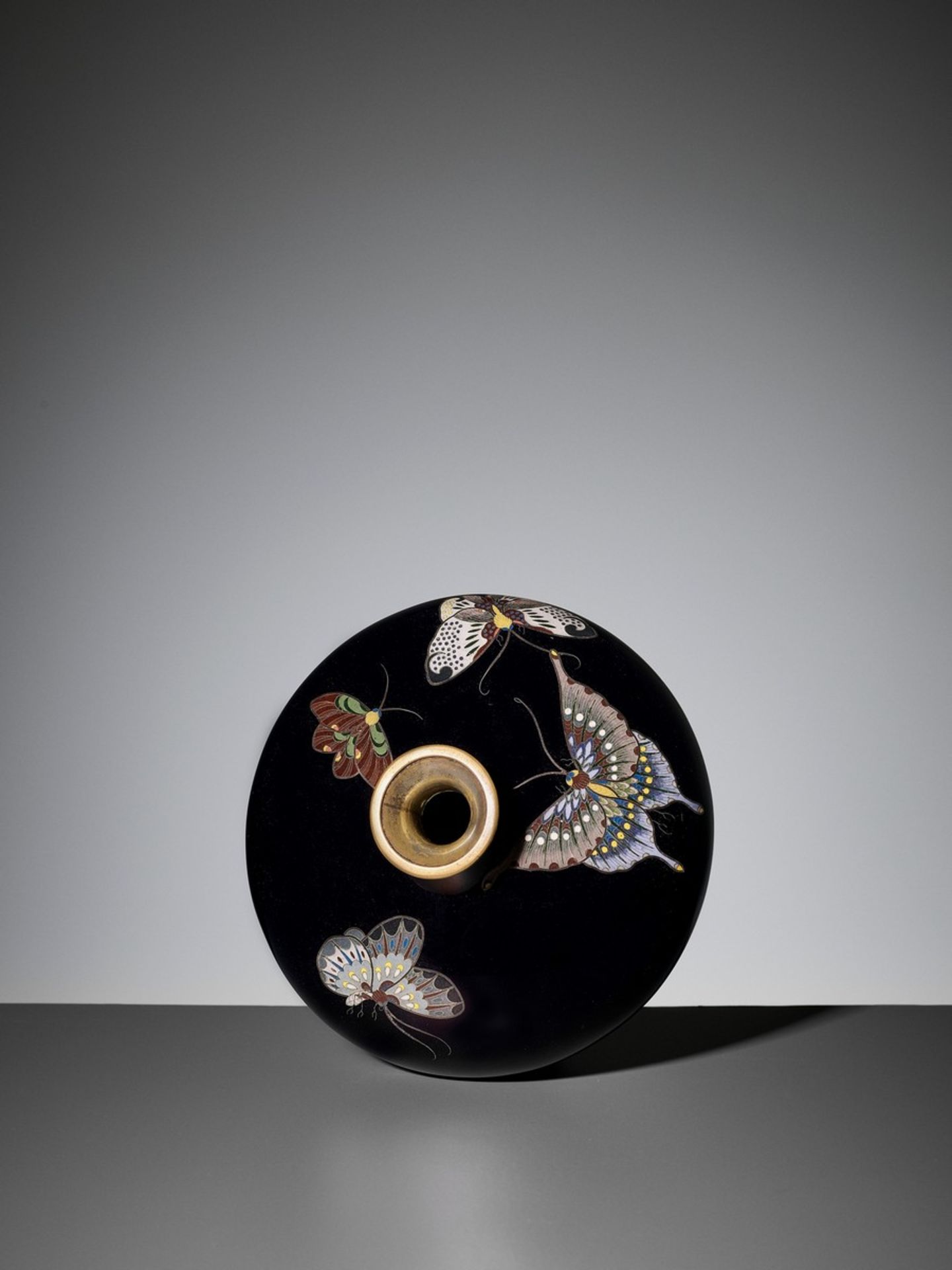 A MIDNIGHT BLUE CLOISONNÉ VASE WITH BUTTERFLIES Japan, Meiji period (1868-1912)The vase with an - Bild 2 aus 7