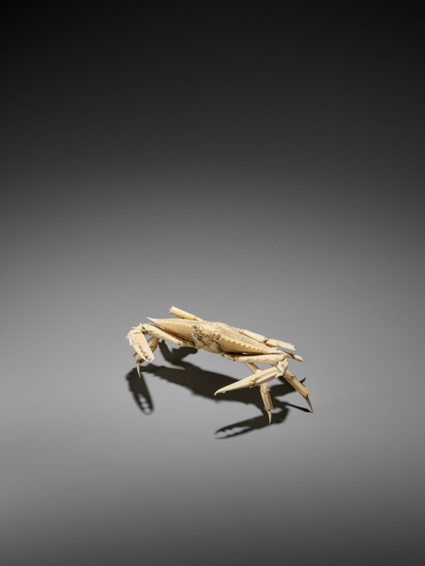AN ARTICULATED IVORY OKIMONO OF A CRAB WITH WIDE CARAPACE Japan, Meiji period (1868-1912)The crab - Bild 11 aus 13