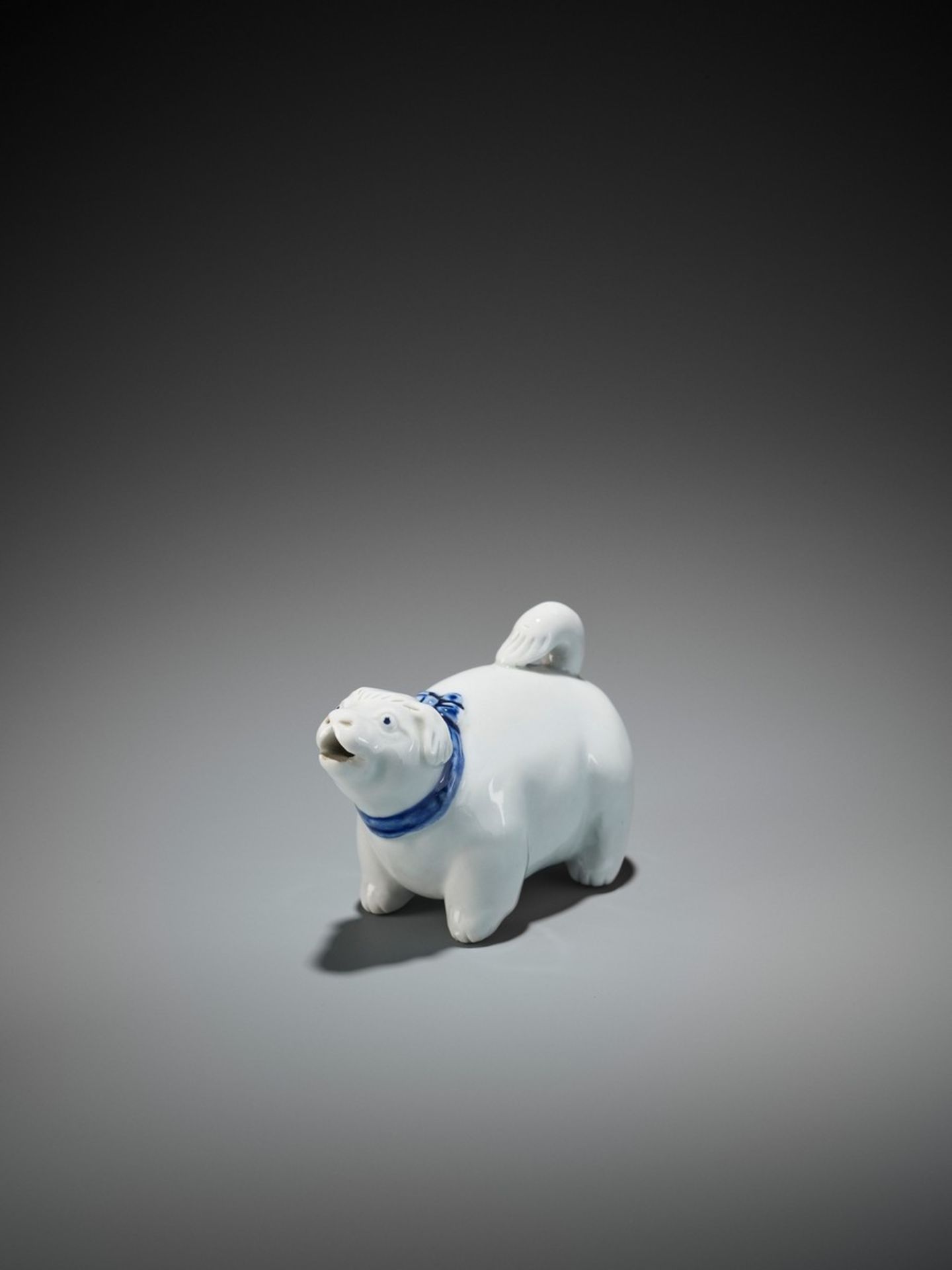 A RARE AND CHARMING HIRADO PORCELAIN DOG-SHAPED SUITEKI (WATER DROPPER) Japan, 19th century, Edo - Bild 5 aus 9