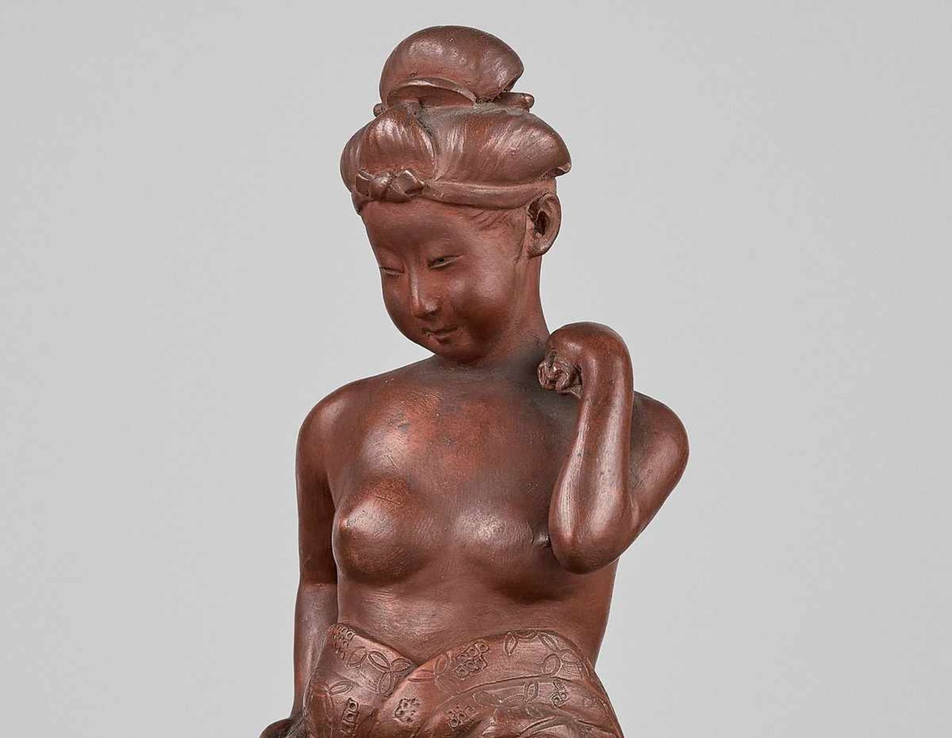 SAISHASHUN: A BIZEN CERAMIC FIGURE OF A BIJIN DRYING HERSELF, EX HAYASHI COLLECTION Signed - Bild 2 aus 14