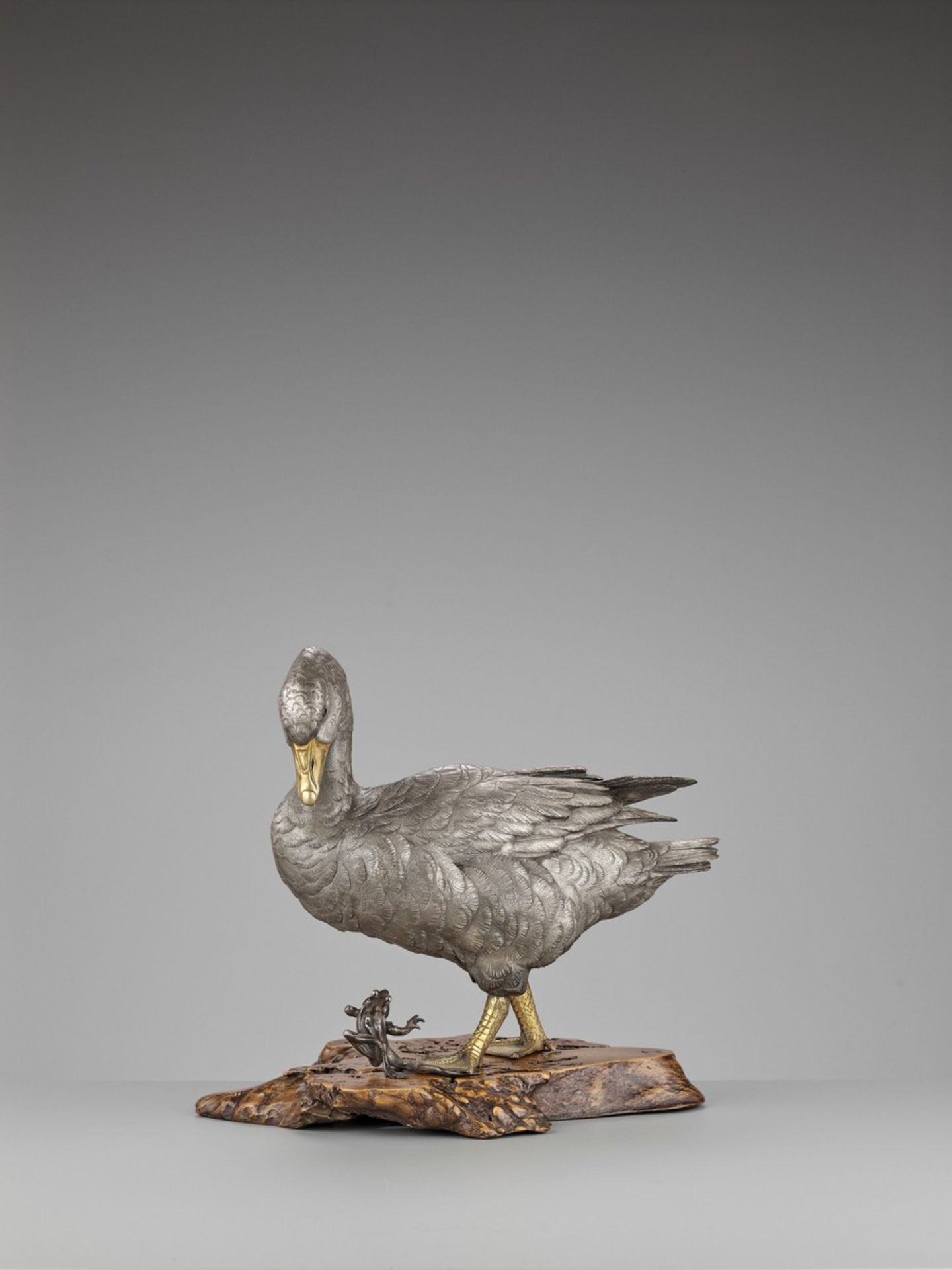 OSHIMOTO SEIJI: AN EXTREMELY FINE AND LARGE PARCEL-GILT AND SILVERED BRONZE OKIMONO OF A GOOSE - Bild 5 aus 14