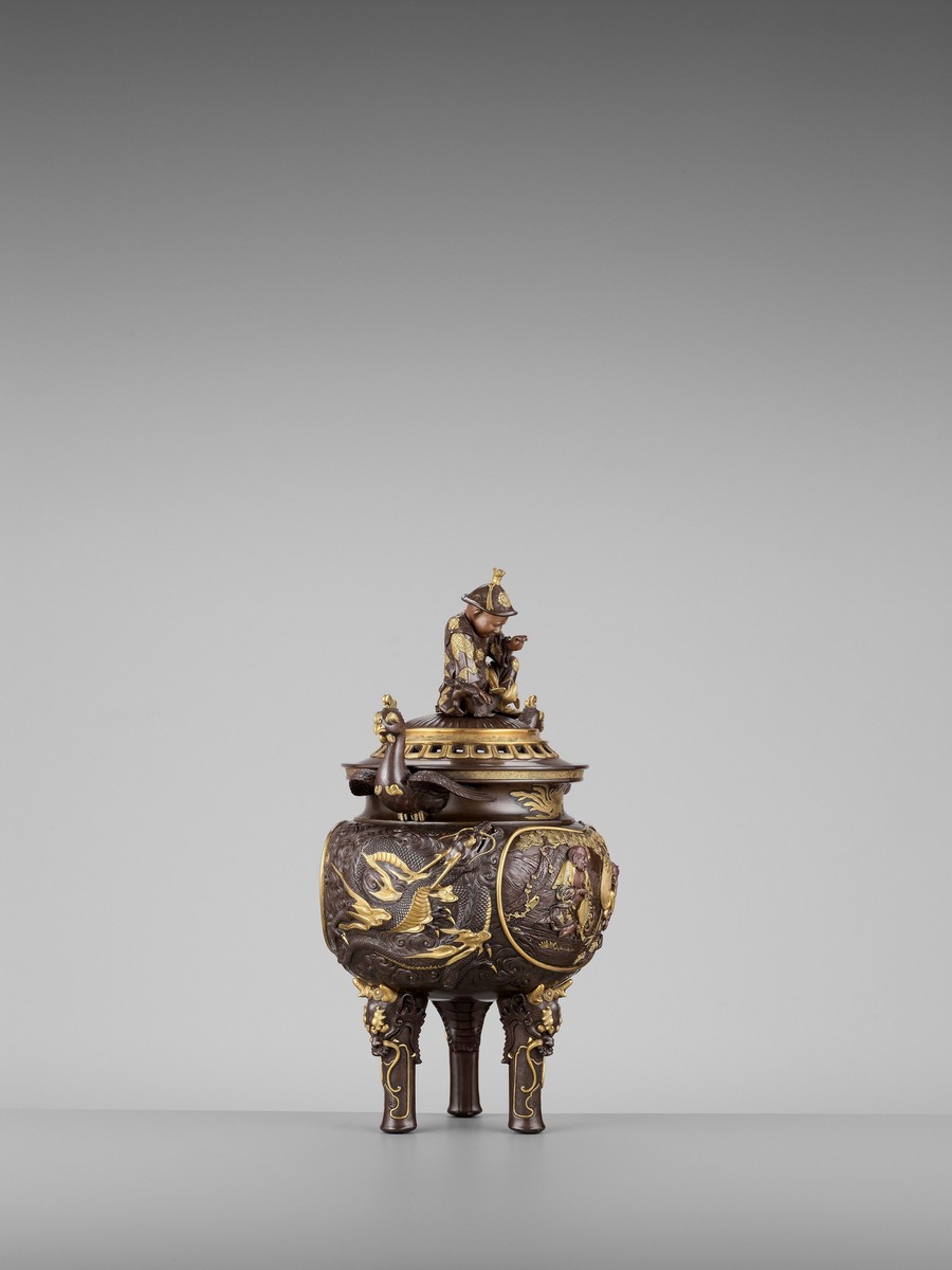 MIYAO EISUKE: A MASSIVE, RARE AND VERY FINE PARCEL-GILT BRONZE TRIPOD KORO AND FIGURAL COVER By - Image 10 of 14