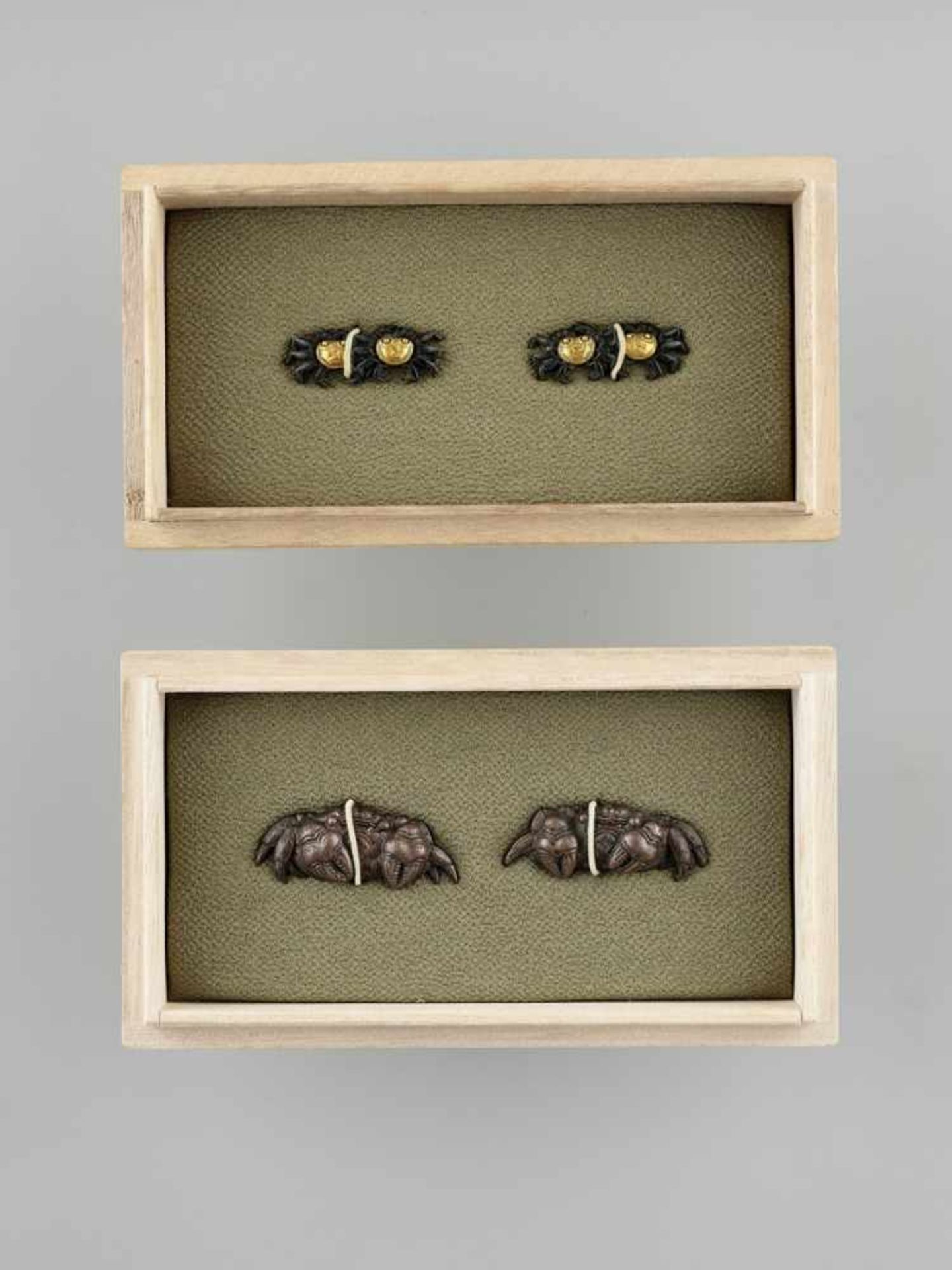 TWO MATCHING PAIRS OF MENUKI DEPICTING CRABS Japan, 19th century, Edo period (1615-1868)The first - Bild 3 aus 4