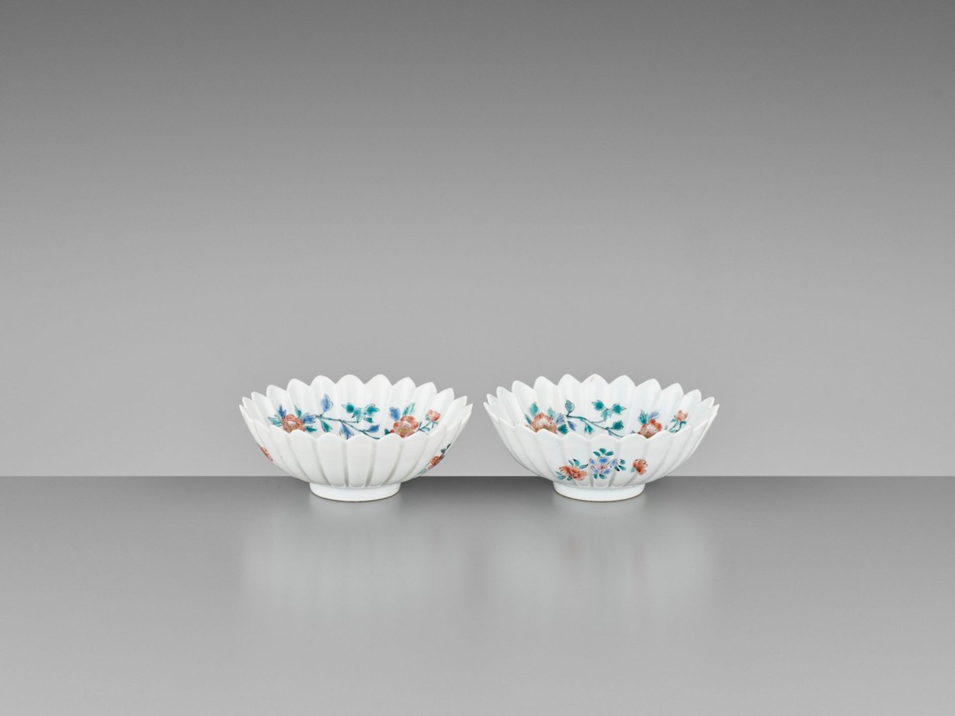 A PAIR OF ‘CHRYSANTHEMUM’ KAKIEMON PORCELAIN BOWLS Japan, 18th century, Edo period (1615-1868)Each - Bild 4 aus 9