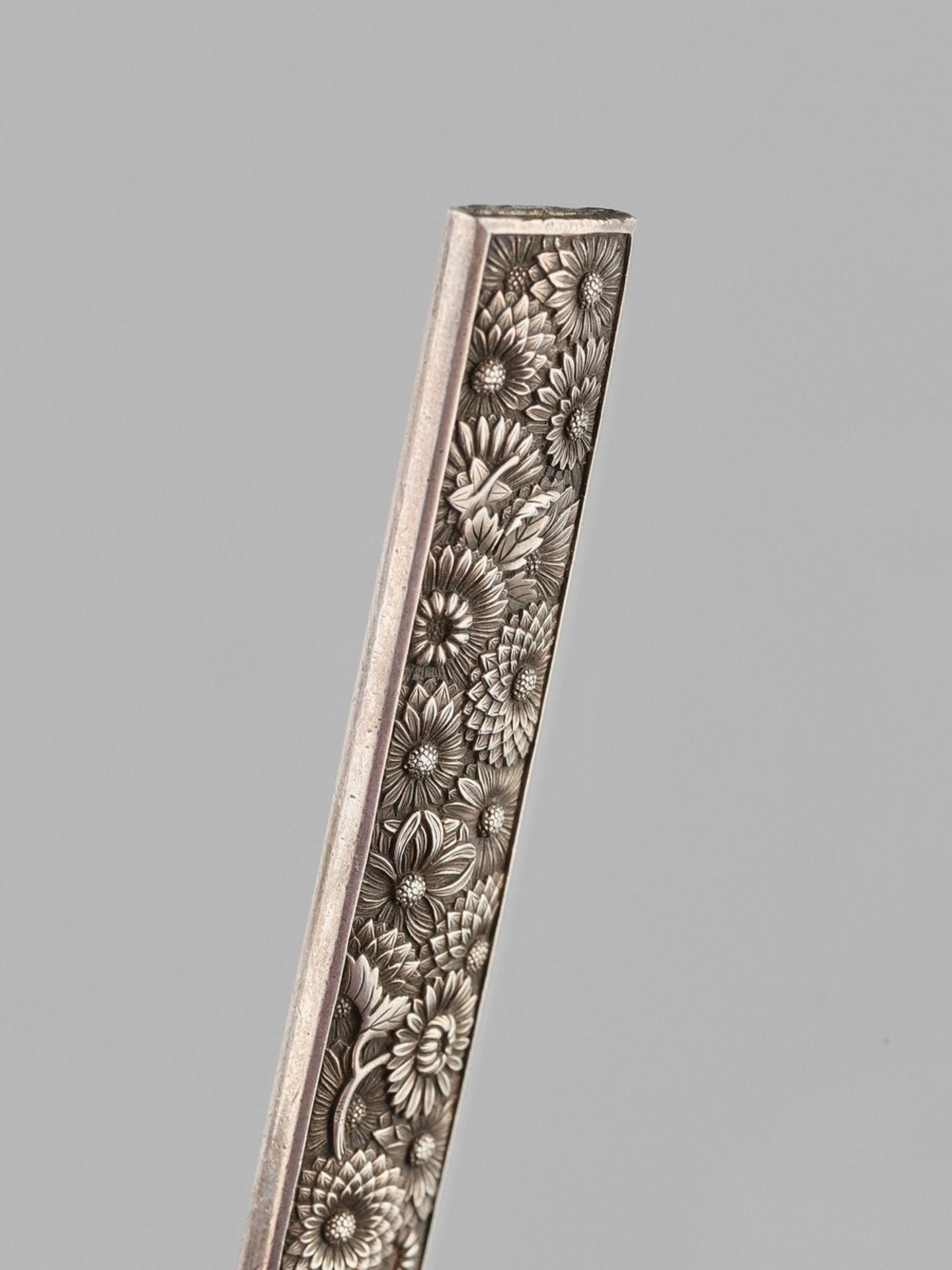 NARITA EZUI: A FINE SILVER KOZUKA WITH KIKU By Narita Ezui, signed Narita EzuiJapan, c. 1800, Edo - Bild 2 aus 5