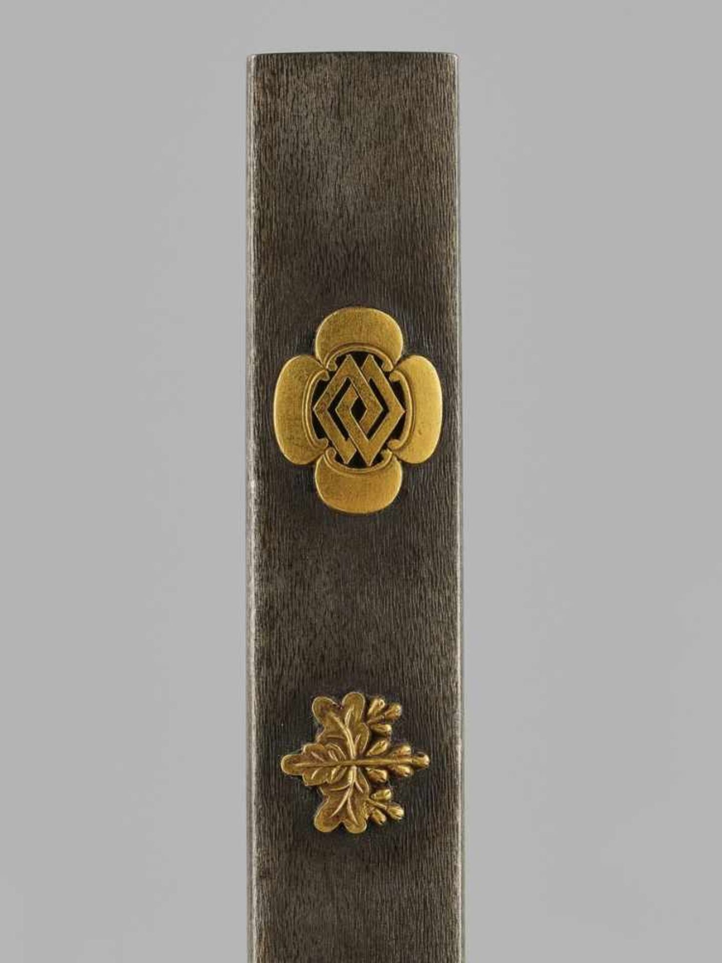 A MATCHING SET OF SWORD FITTINGS WITH KIRI-MONS One kozuka signed with a kakihanJapan, 18th to - Bild 3 aus 13