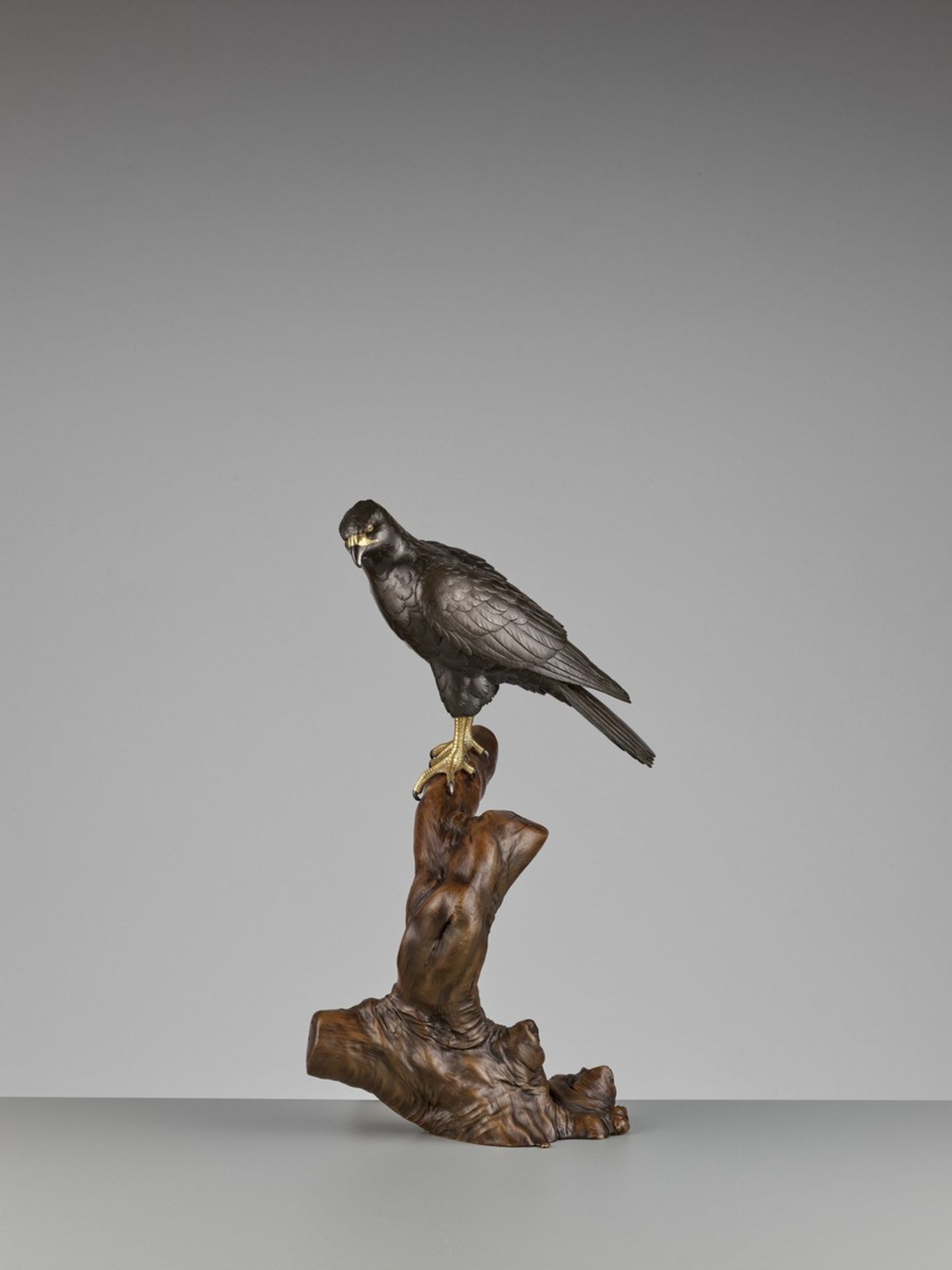 TSUNEHARU: AN IMPRESSIVE PARCEL-GILT AND PATINATED BRONZE OKIMONO OF A KESTREL By Tsuneharo, - Bild 9 aus 12