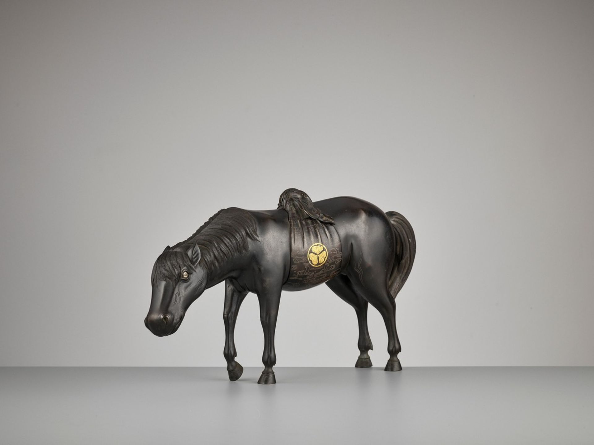 A VERY HEAVY SILVER AND GOLD-INLAID ‘HORSE’ CENSER Japan, 1750-1850, Edo period (1615-1868)The horse - Bild 6 aus 13