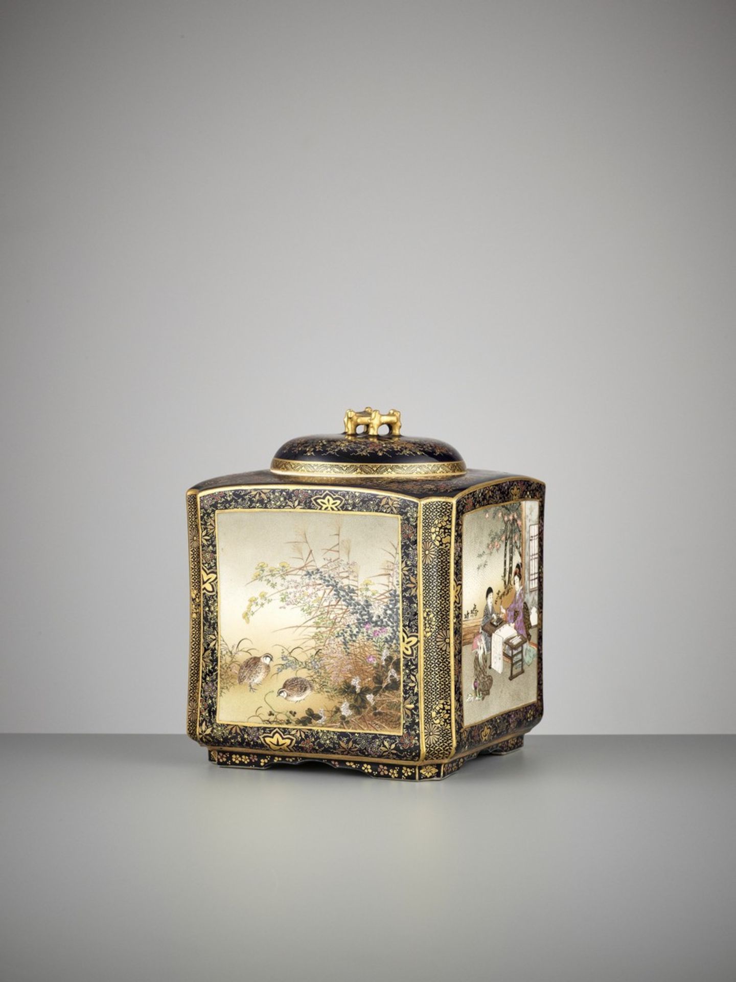 KINKOZAN: A SUPERB AND LARGE SATSUMA CERAMIC LIDDED JAR WITH POLYCHROME ENAMELS AND GOLD PAINTING ON - Bild 14 aus 21