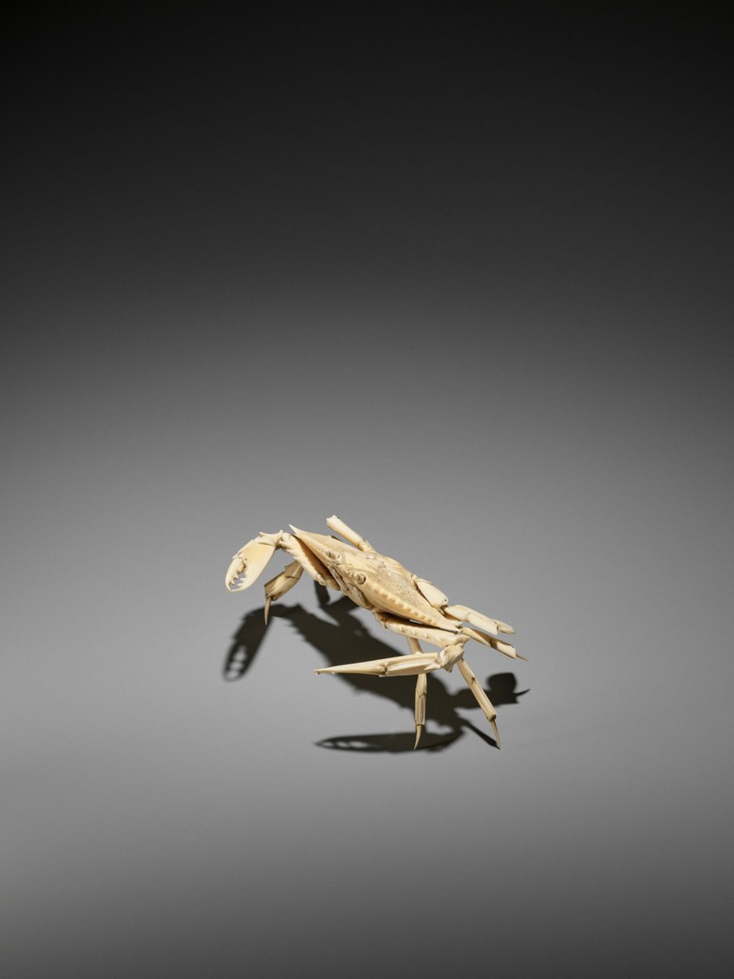 AN ARTICULATED IVORY OKIMONO OF A CRAB WITH WIDE CARAPACE Japan, Meiji period (1868-1912)The crab - Bild 9 aus 13