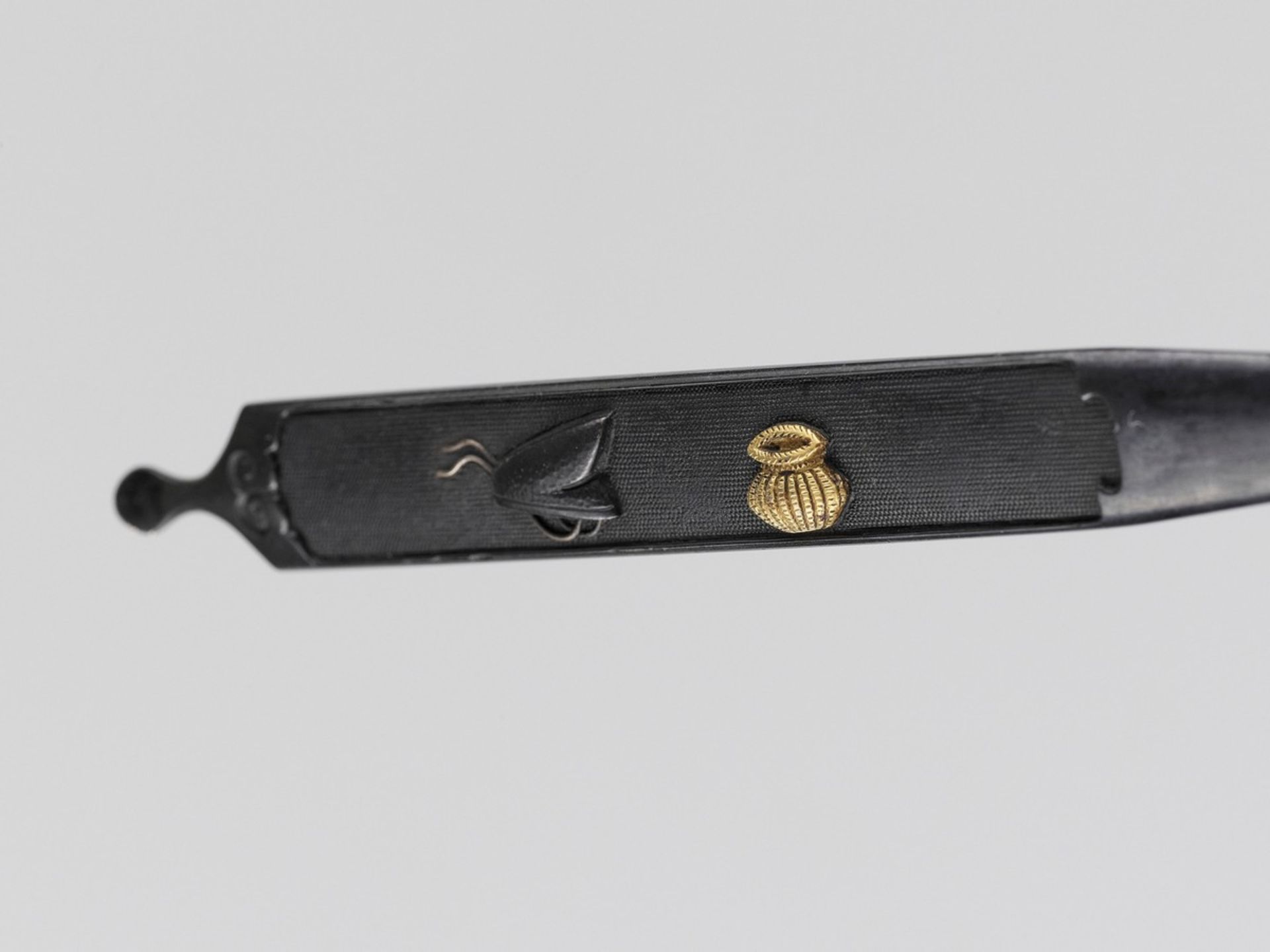 A FINE SHAKUDO WAKI GOTO KOGAI, WITH NBTHK CERTIFICATE Japan, 18th century, Edo period (1615-1868) - Bild 3 aus 5