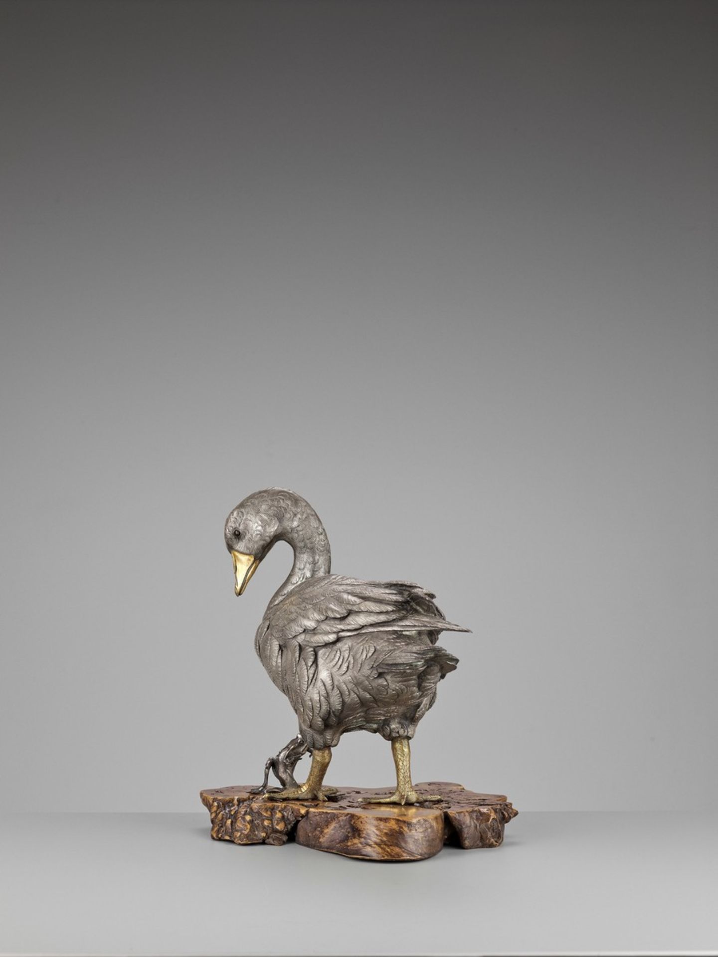 OSHIMOTO SEIJI: AN EXTREMELY FINE AND LARGE PARCEL-GILT AND SILVERED BRONZE OKIMONO OF A GOOSE - Bild 11 aus 14