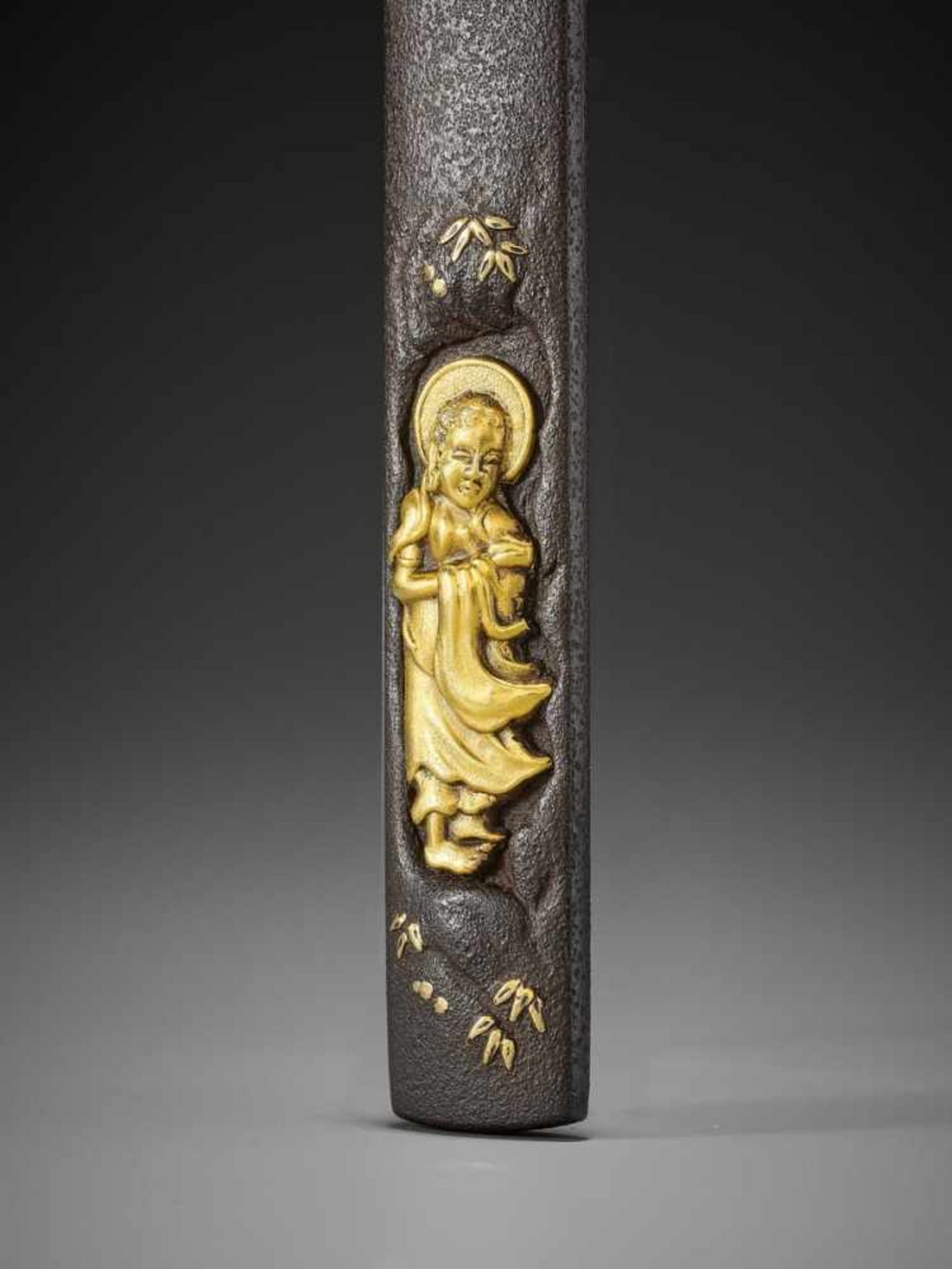 A SUPERB IRON AND GOLD KOZUKA WITH BUDDHA SHAKYAMUNI Japan, 18th to 19th century, Edo period (1615- - Bild 2 aus 4