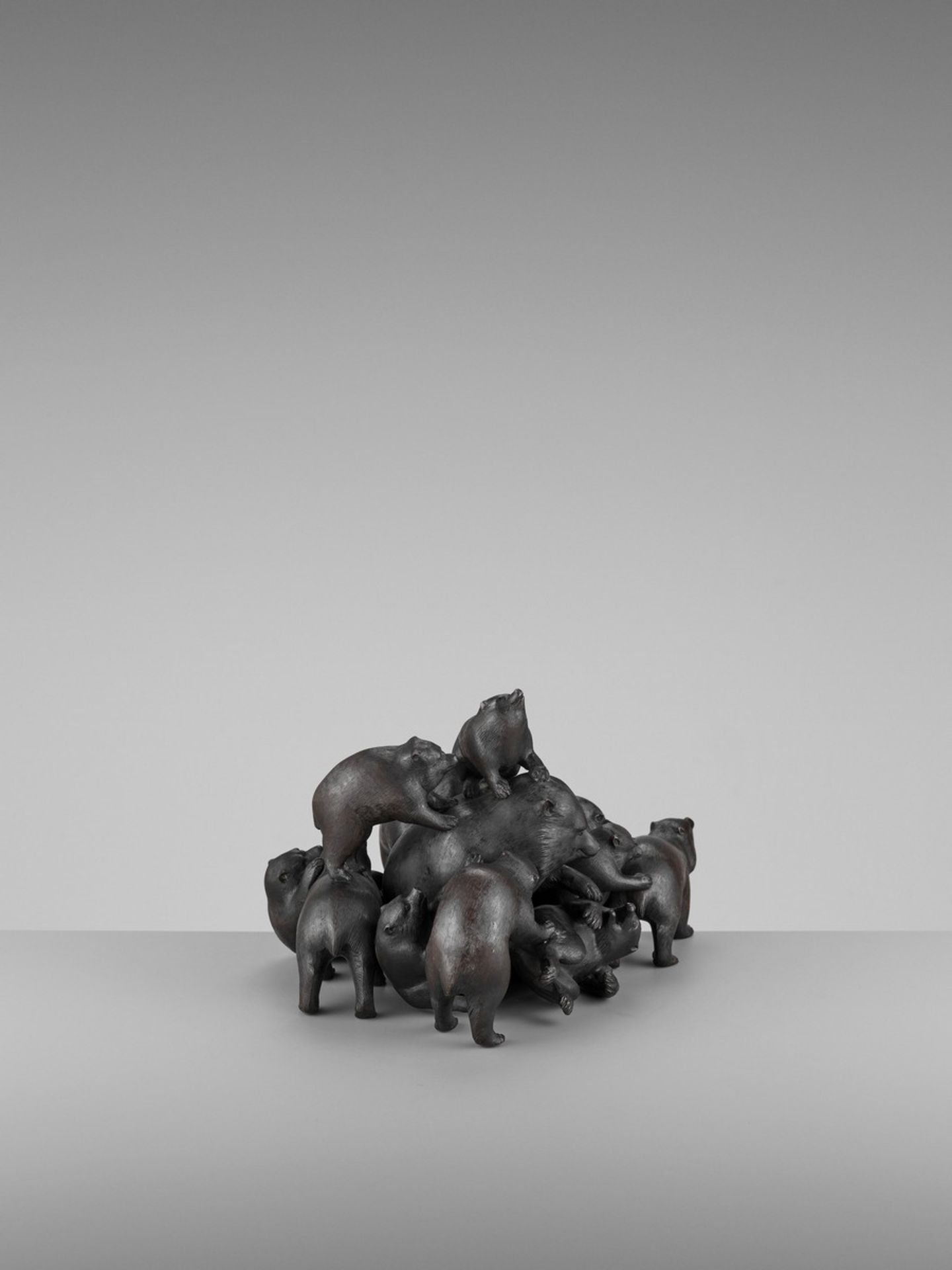 UNKOKU: AN EXTREMELY RARE PATINATED OKIMONO GROUP OF HIMALAYAN BROWN BEARS IN A PILE By Unkoku, - Bild 7 aus 11