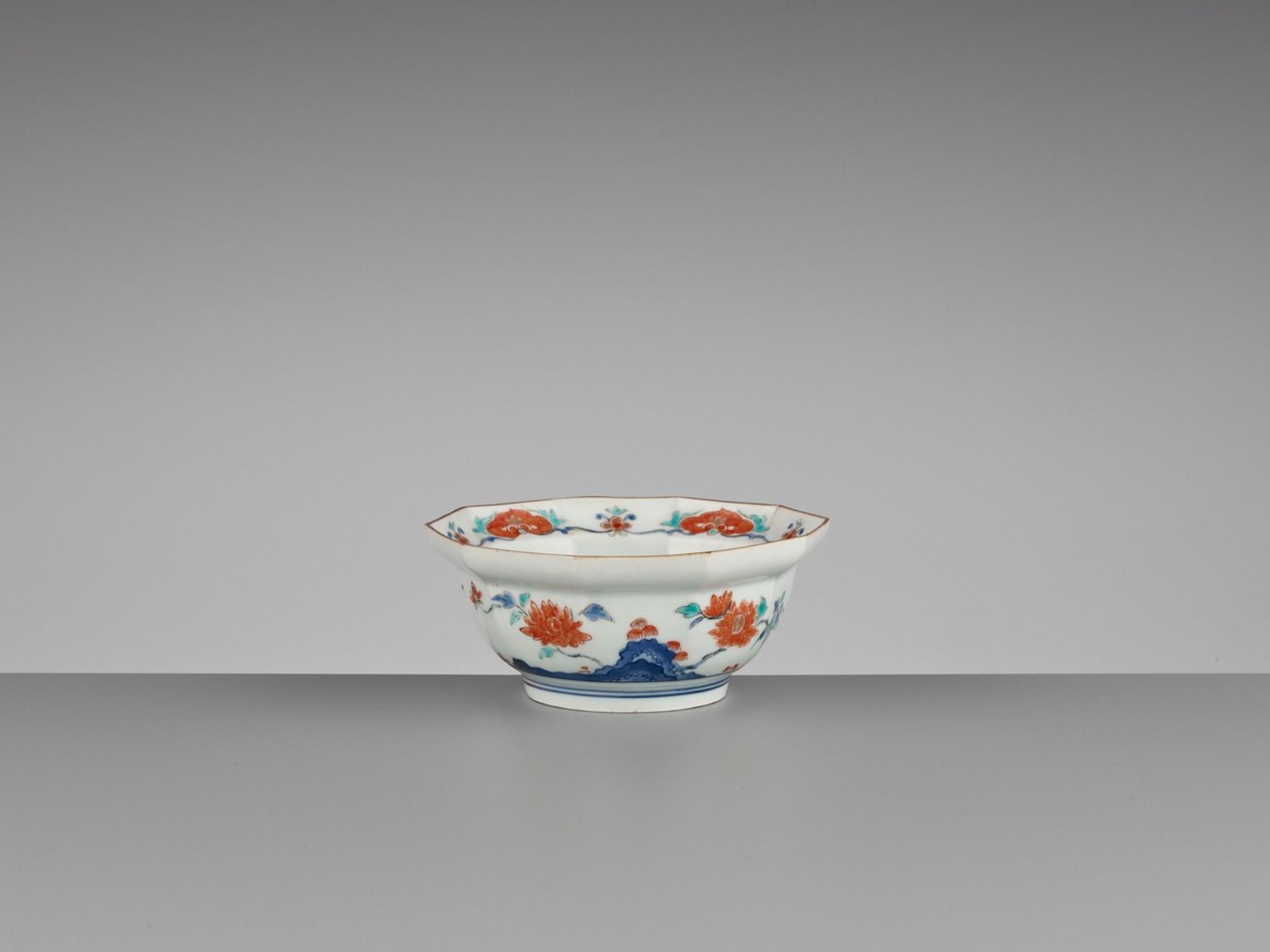 A KAKIEMON PORCELAIN BOWL Japan, 18th century, Edo period (1615-1868)The deep bowl with a lobed