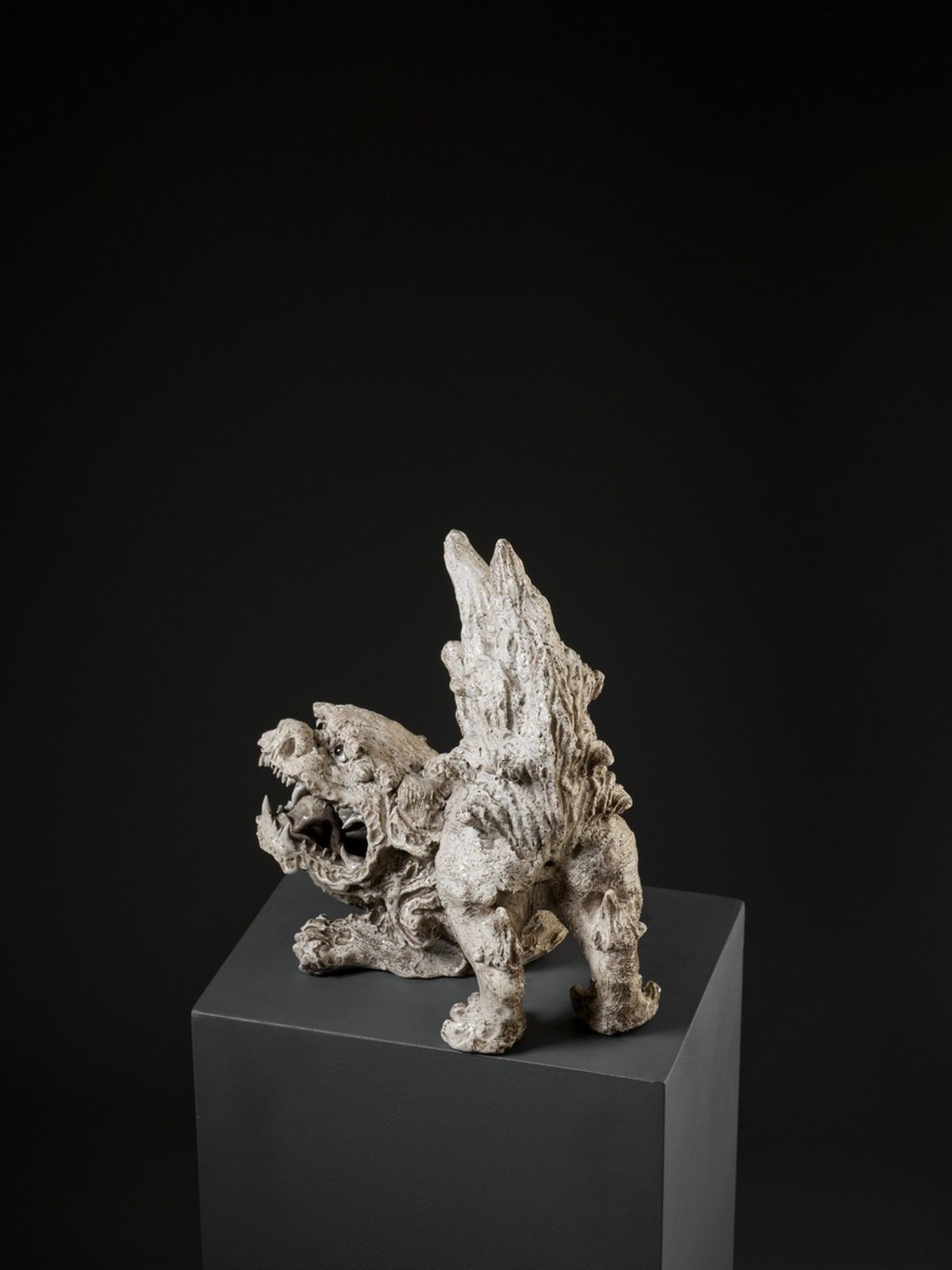 HOSHIAI SHINREI: A MOLDED CERAMIC FIGURE OF A ROARING SHISHI By Hoshiai Shinrei, impressed with - Bild 3 aus 9