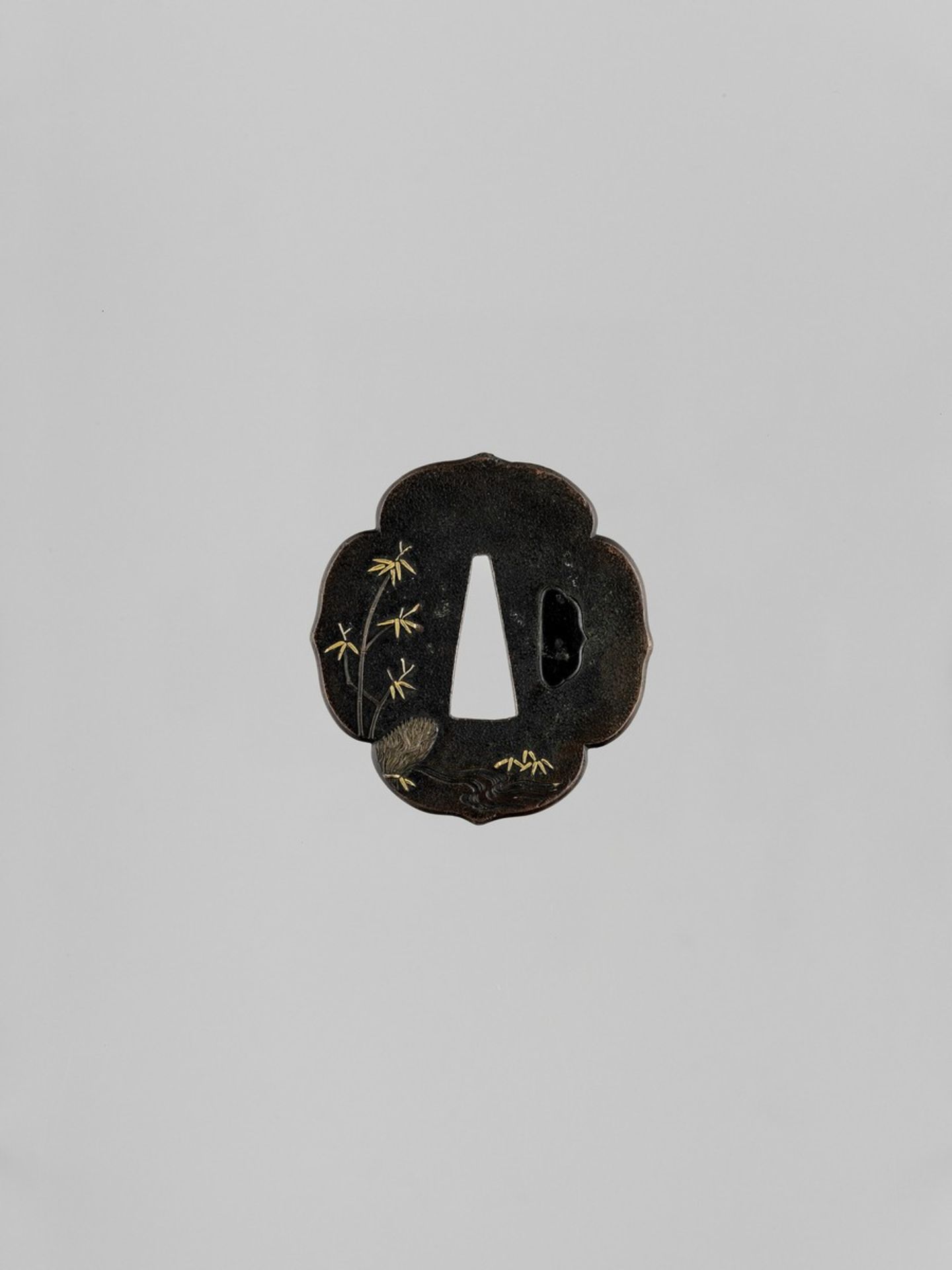 A FINE GOLD-INLAID SHAKUDO TSUBA WITH COCKERELS Japan, 19th century, Edo period (1615-1868)Of aoi- - Bild 2 aus 2