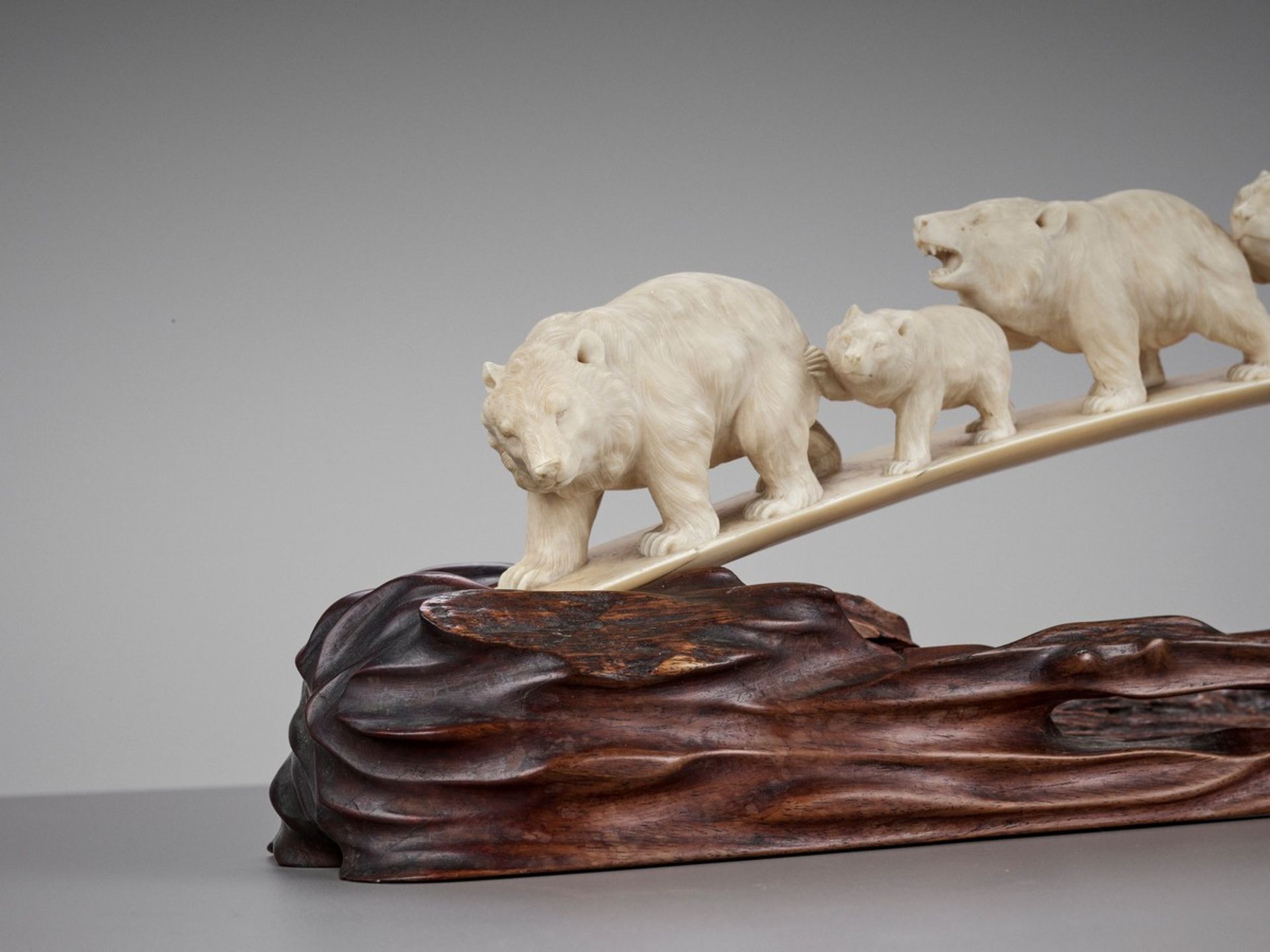AN IVORY TUSK OKIMONO OF TRAVELING BEARS Japan, Meiji period (1868-1912)Finely carved with a group - Bild 3 aus 8