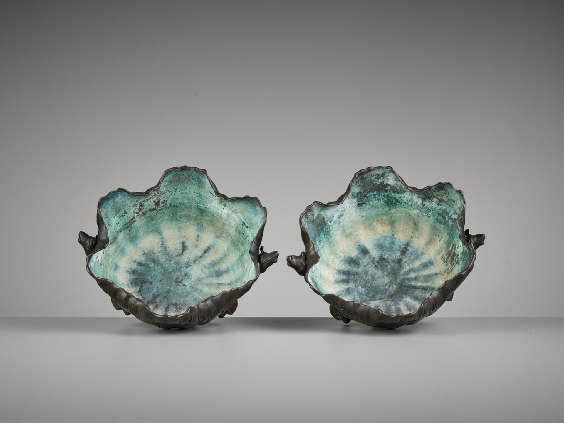 A PAIR OF BRONZE ‘LOTUS AND FROG’ WATER BASINS Japan, Meiji period (1868-1912)A pair of water basins - Bild 8 aus 9