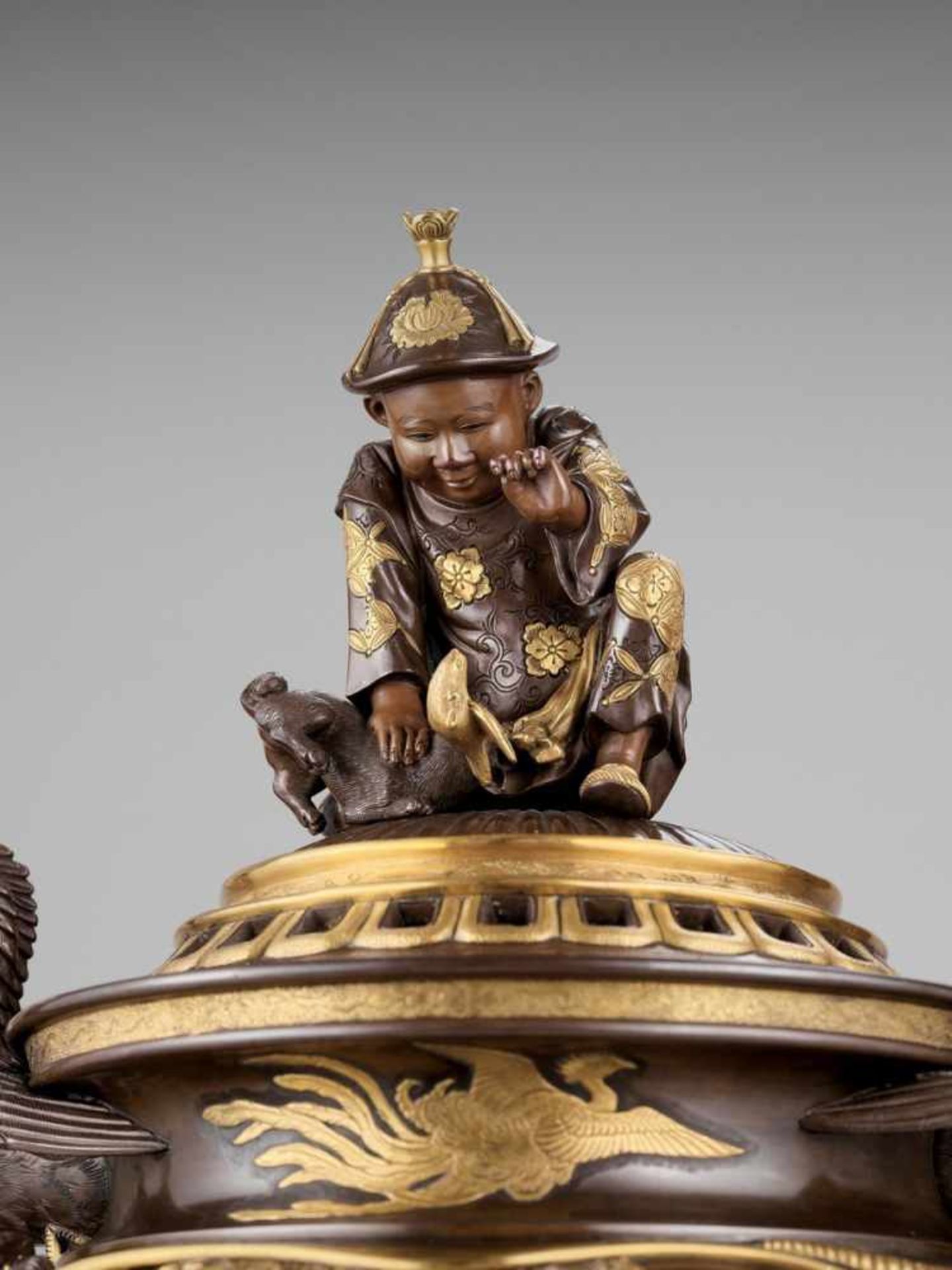 MIYAO EISUKE: A MASSIVE, RARE AND VERY FINE PARCEL-GILT BRONZE TRIPOD KORO AND FIGURAL COVER By - Bild 6 aus 14